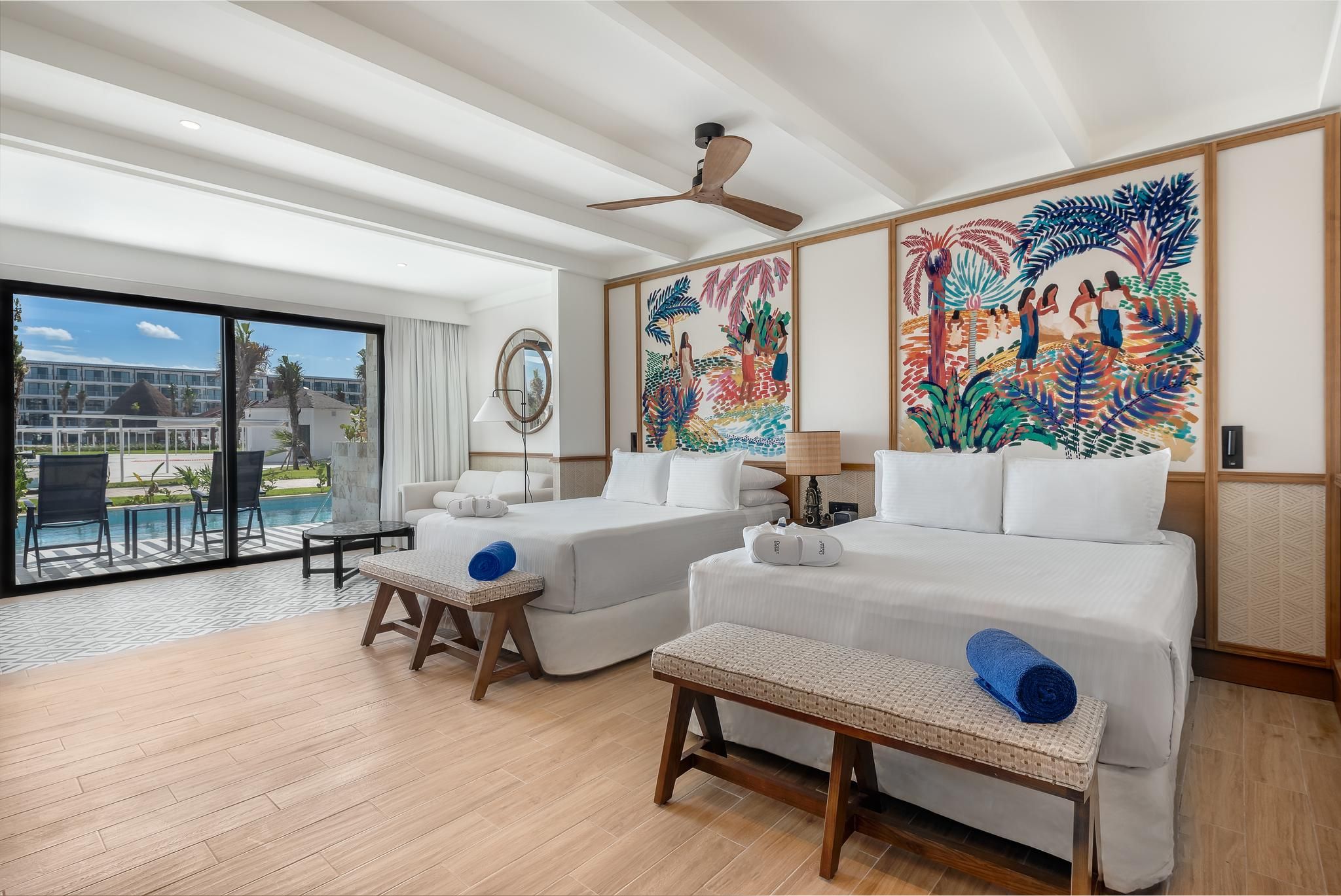 Swim Up Junior Suite