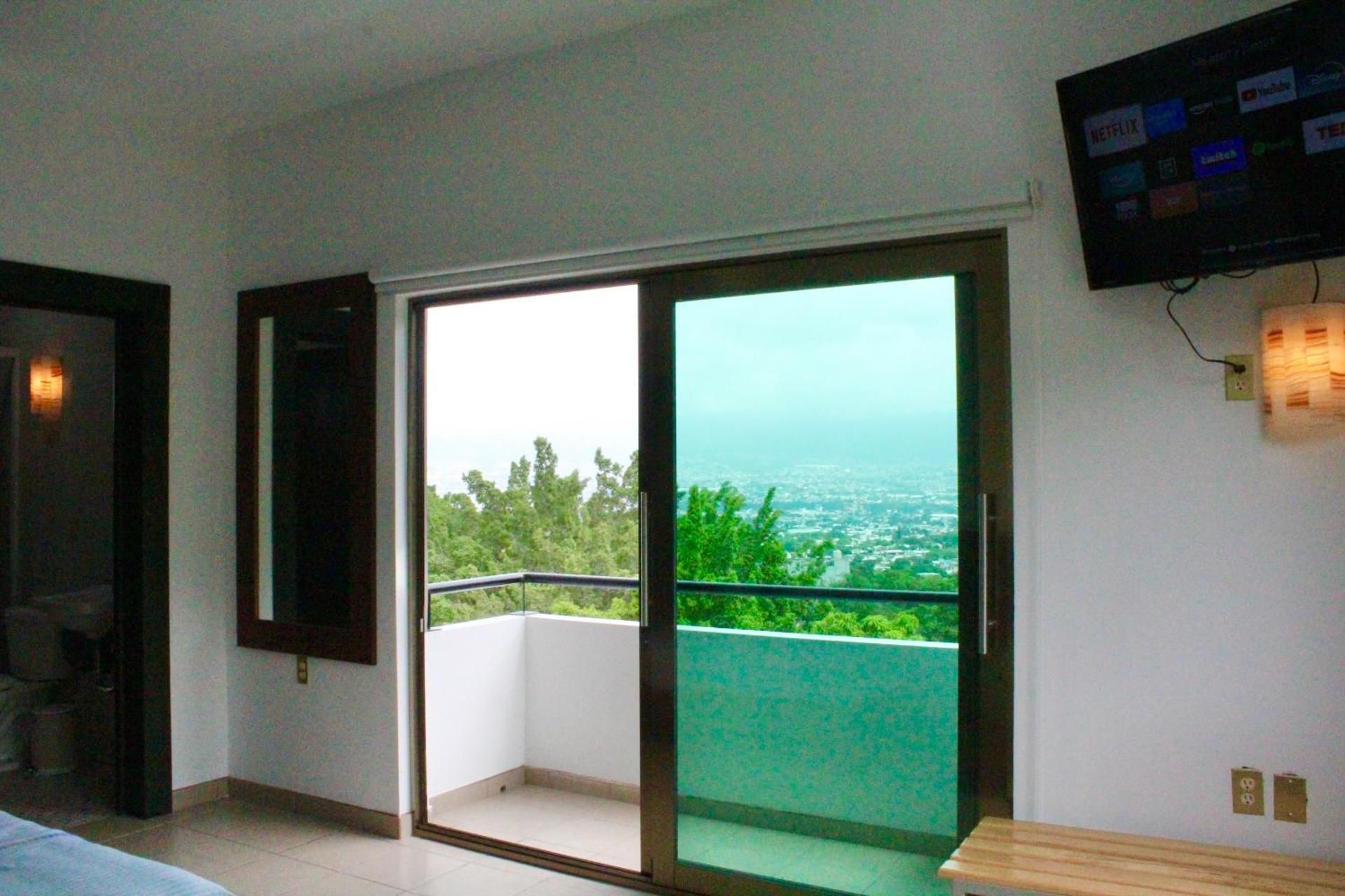 Hotel Monkey House Tuxtla Gutierrez Suite with Balcony 3