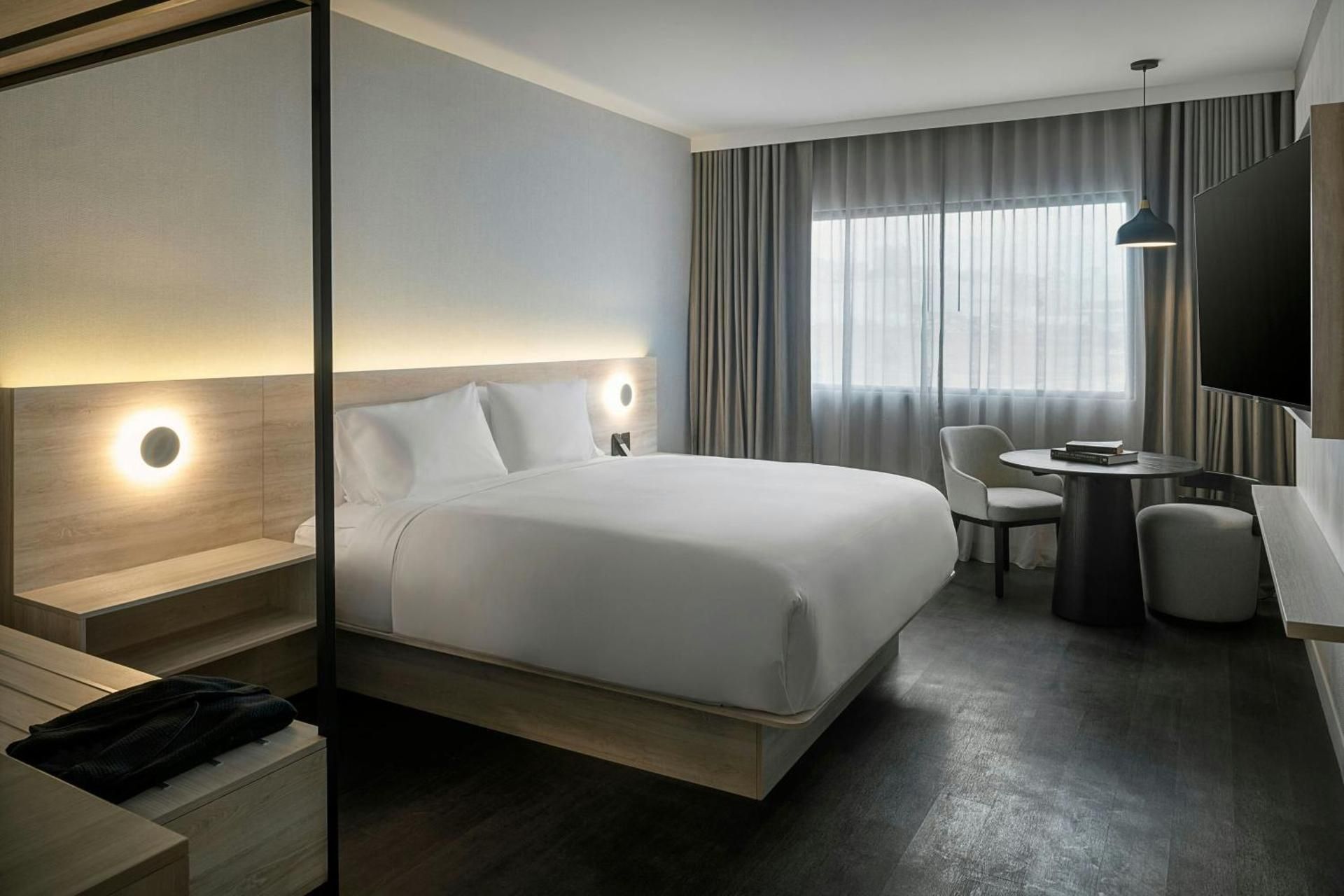 Standard King Room with City View