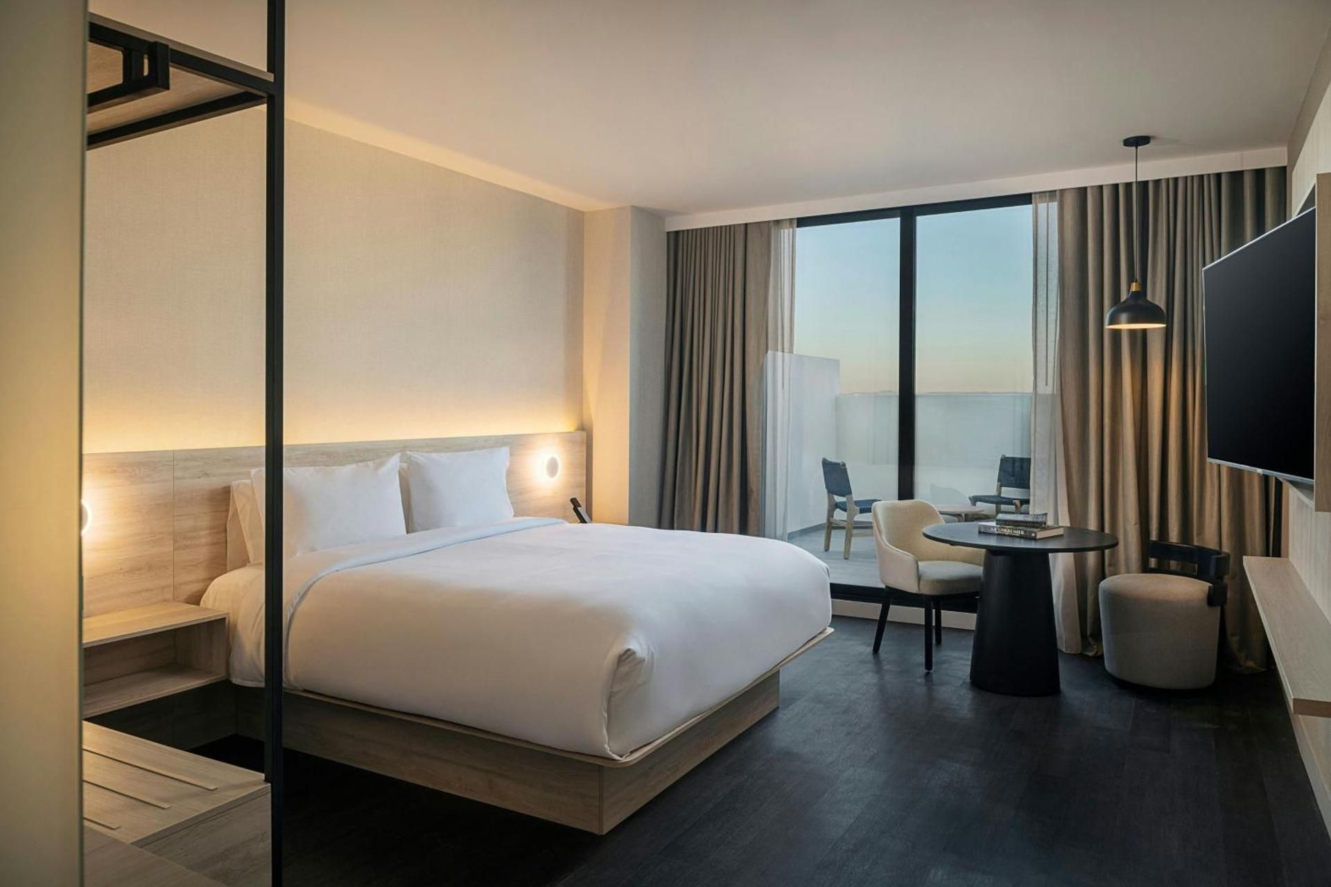 King Room with City View and Terrace