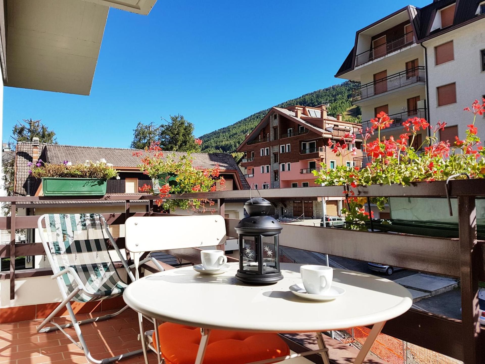 Apartment with Mountain View