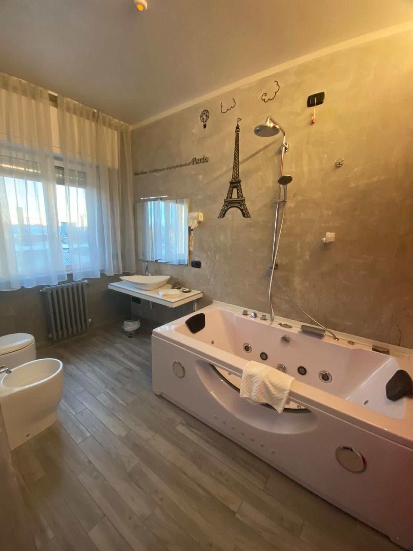 B2In Suite & Office King Room with Spa Bath Paris 3