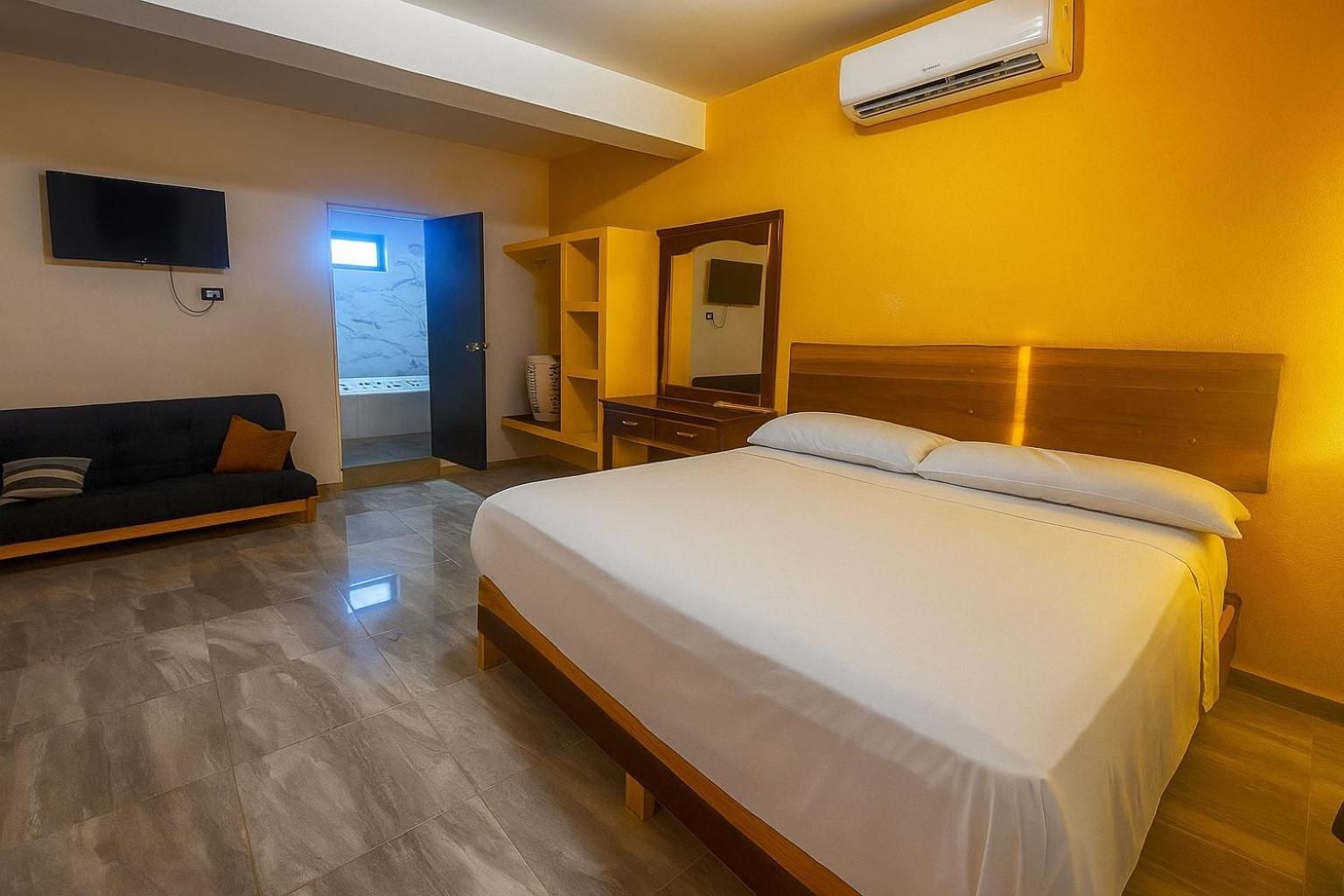 Deluxe Suite with Spa Bath