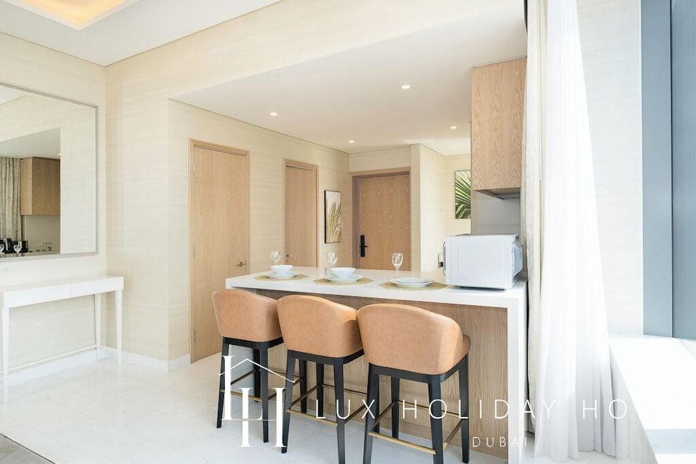 LUX Iconic Views at Palm Tower Suite 4