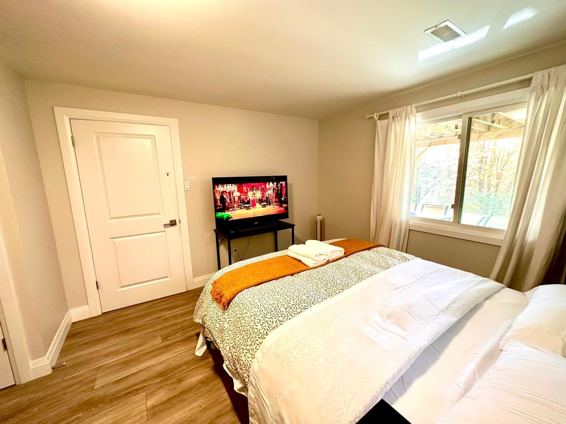 Deluxe Queen Suite