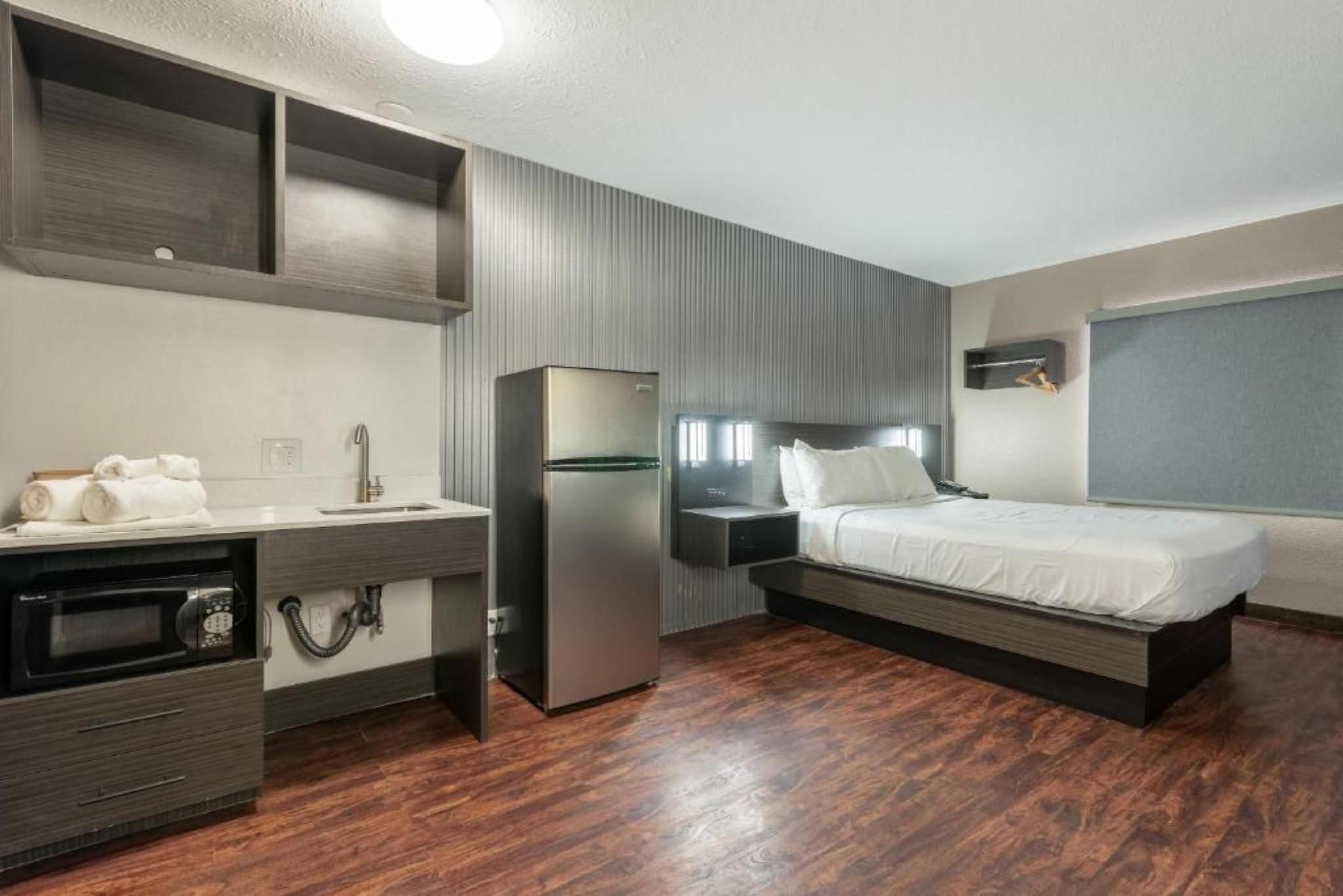 1 Queen Bed Non-Smoking, Micfridge