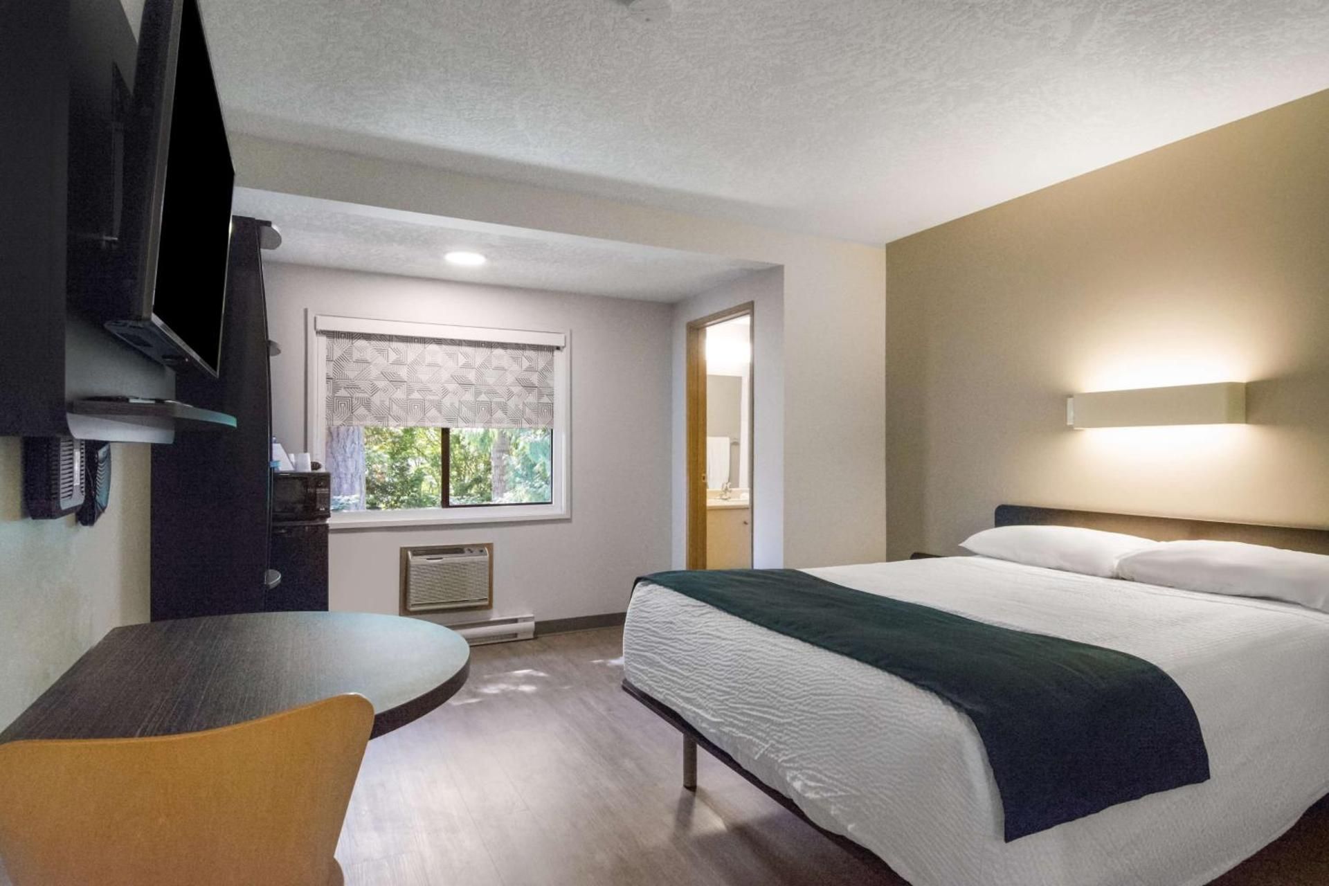 1 King Bed Non-Smoking, Micfridge