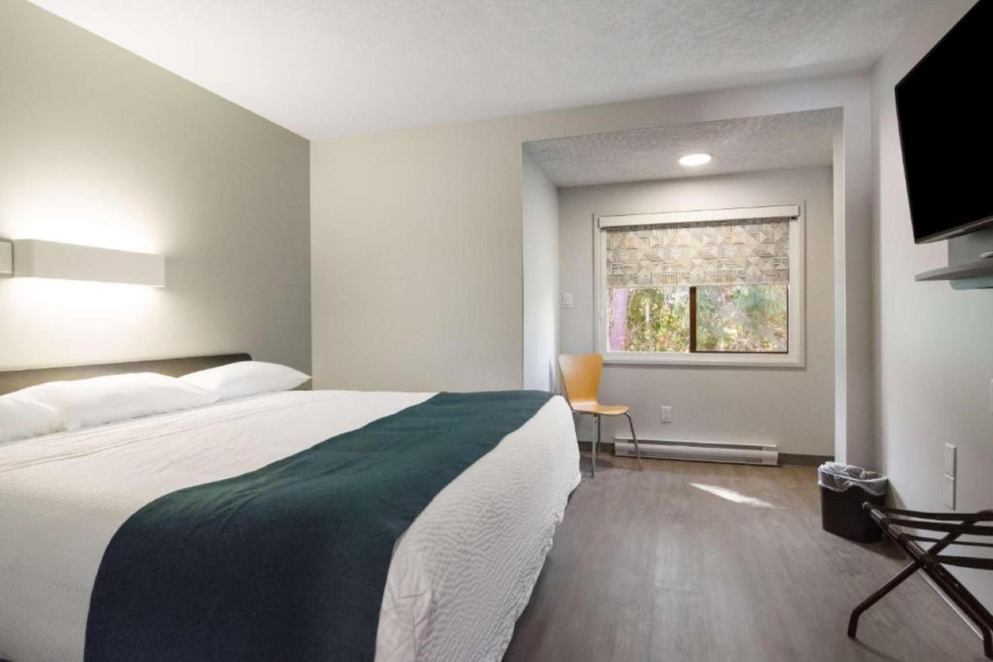 1 Queen Bed Non-Smoking, Micfridge, View