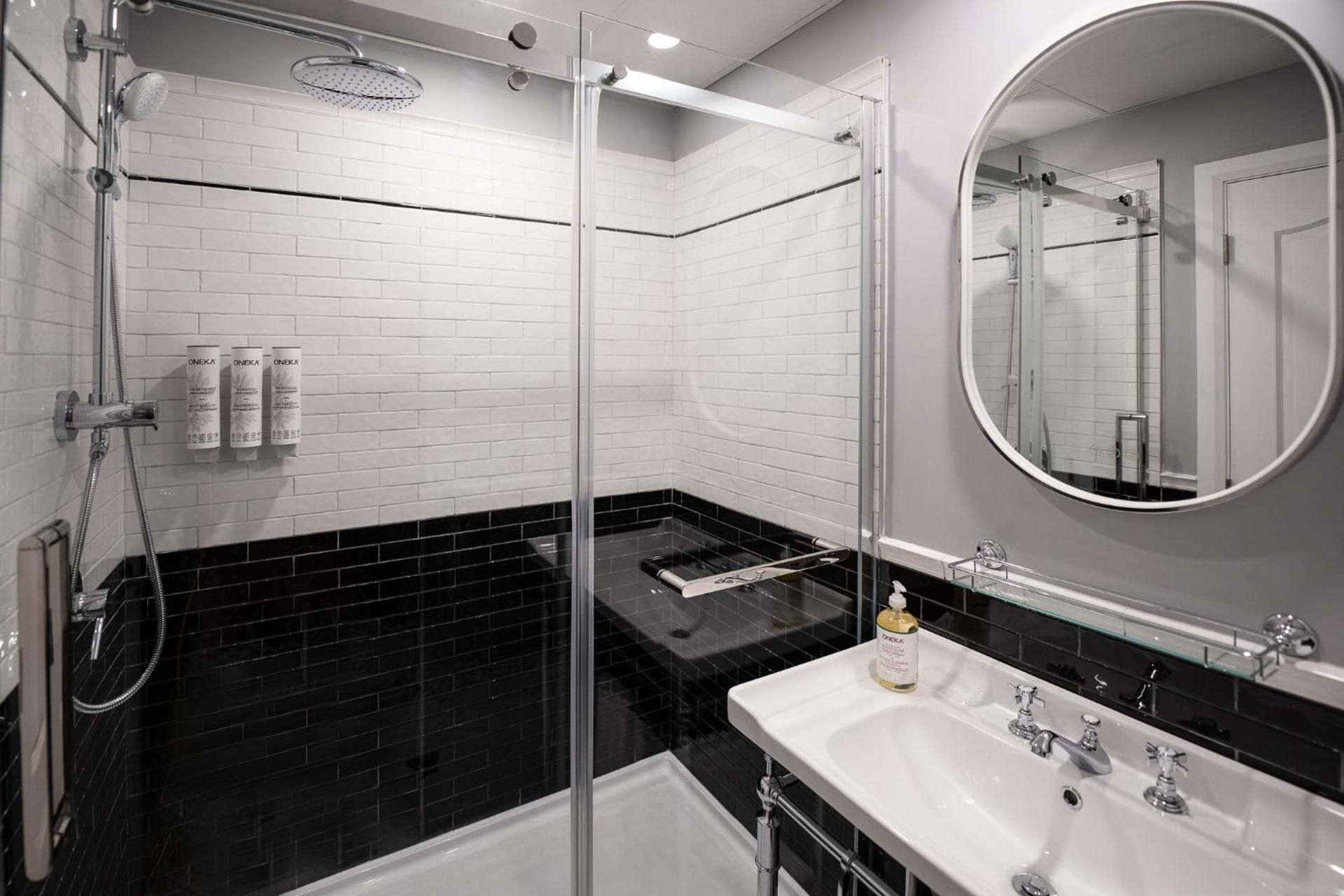 Hotel Acadia Standard Queen Room 3