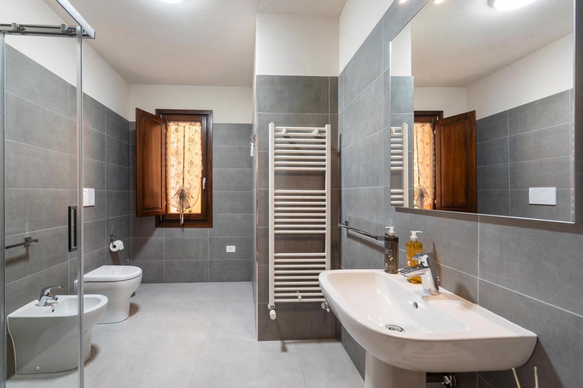 Villa Giovia Standard Queen Room 3