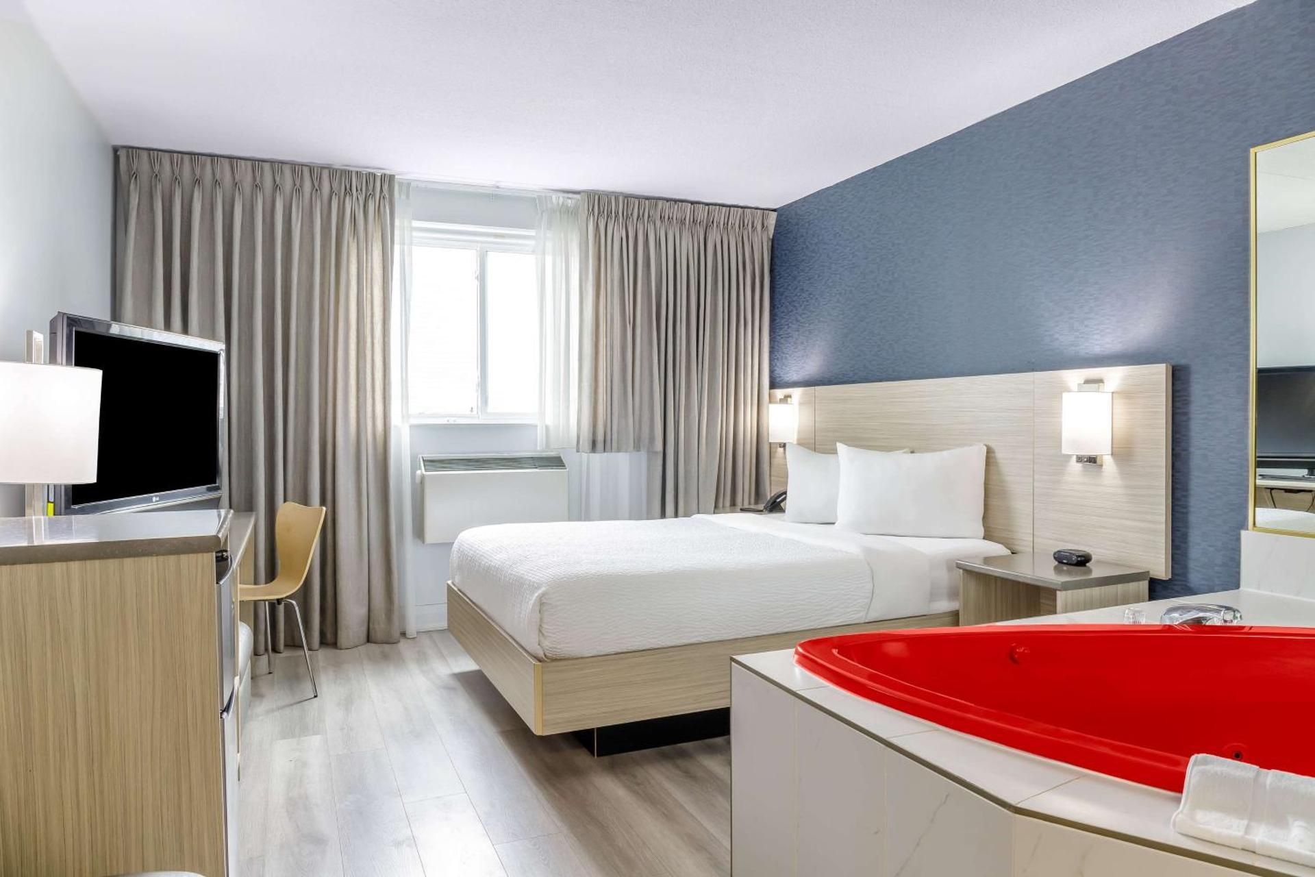 Queen Suite with Spa Bath - Non-Smoking