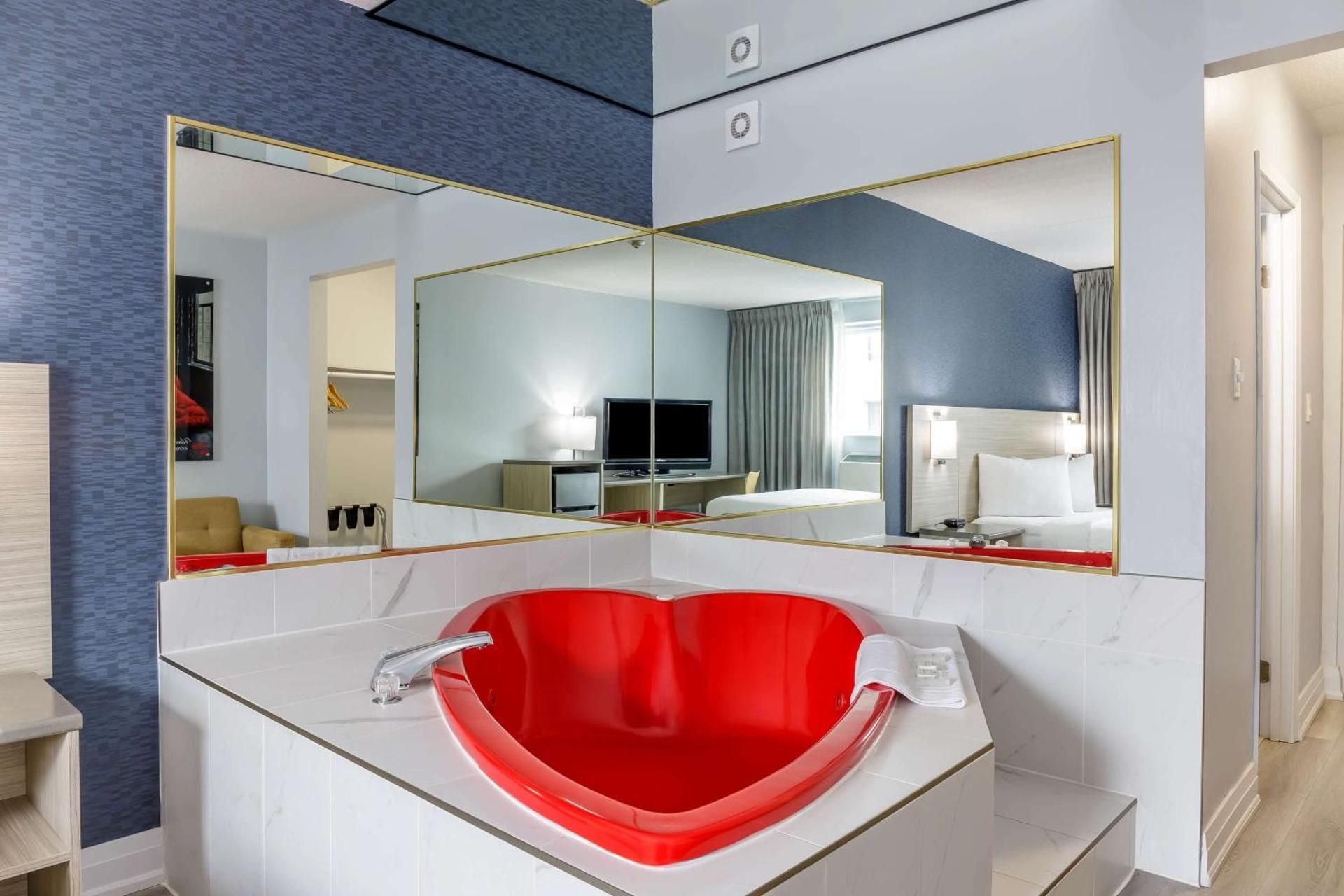 Queen Suite with Spa Bath - Non-Smoking