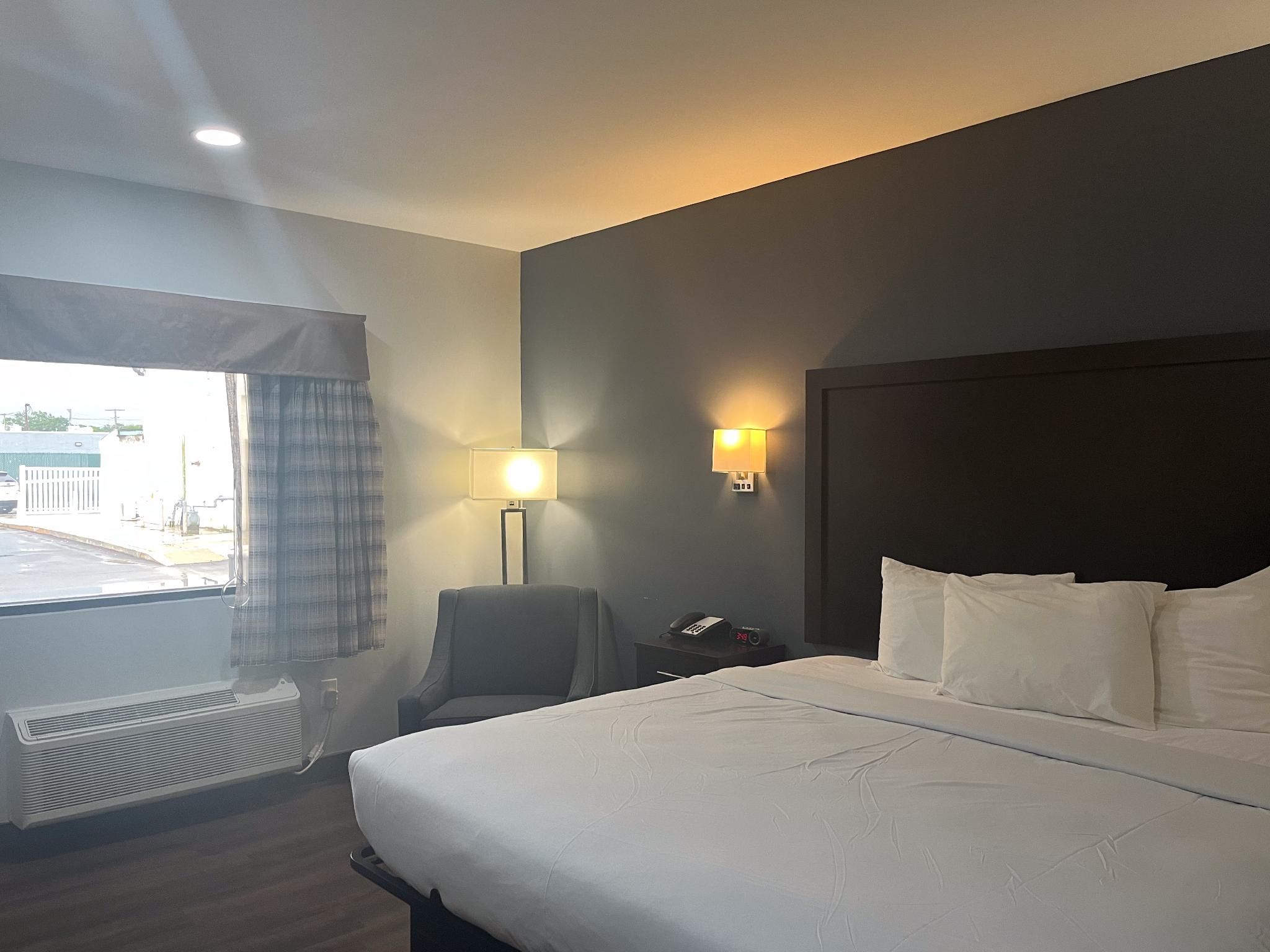 1 Queen Bed - Mobility Accessible Tub Non-Smoking