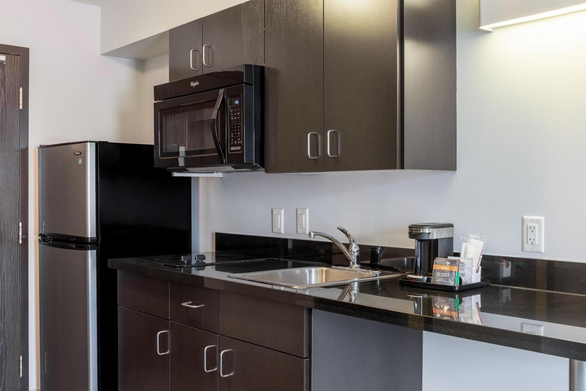 1 King Bed | Non-Smoking, Kitchen