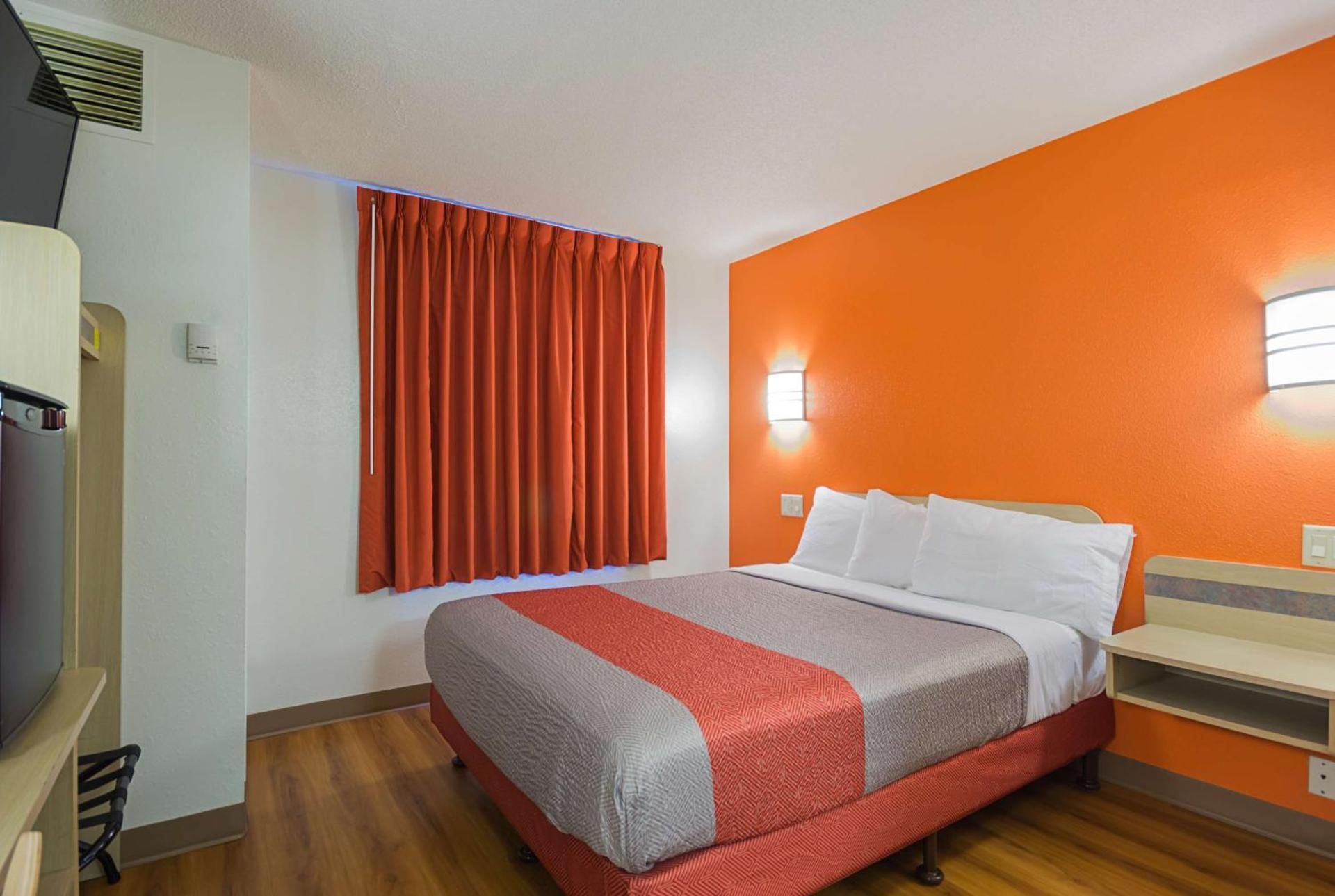 Motel 6 Whitby, ON - Toronto East Deluxe Queen Room 2