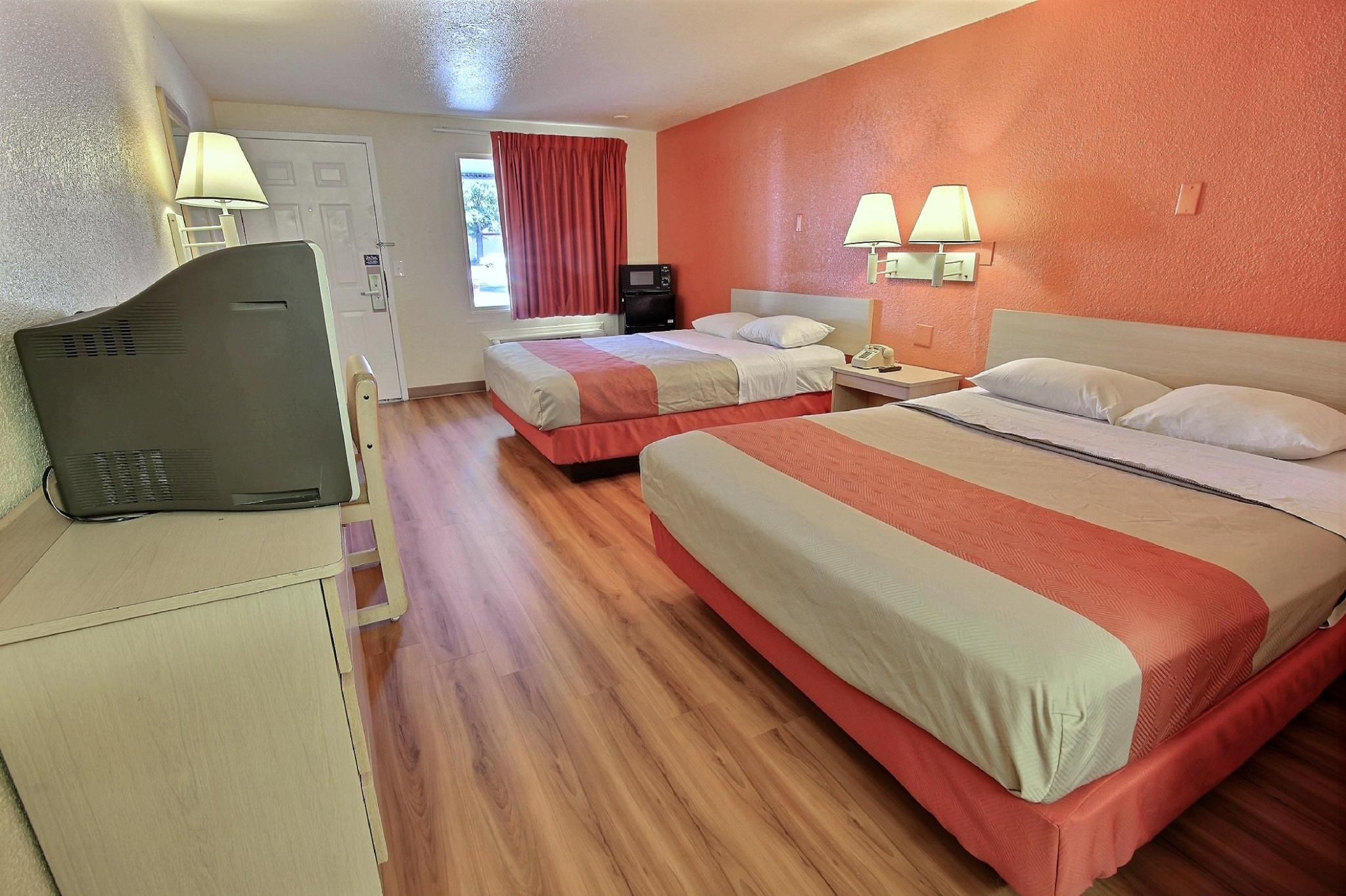 2 Queen Beds, Non-Smoking, Kitchen