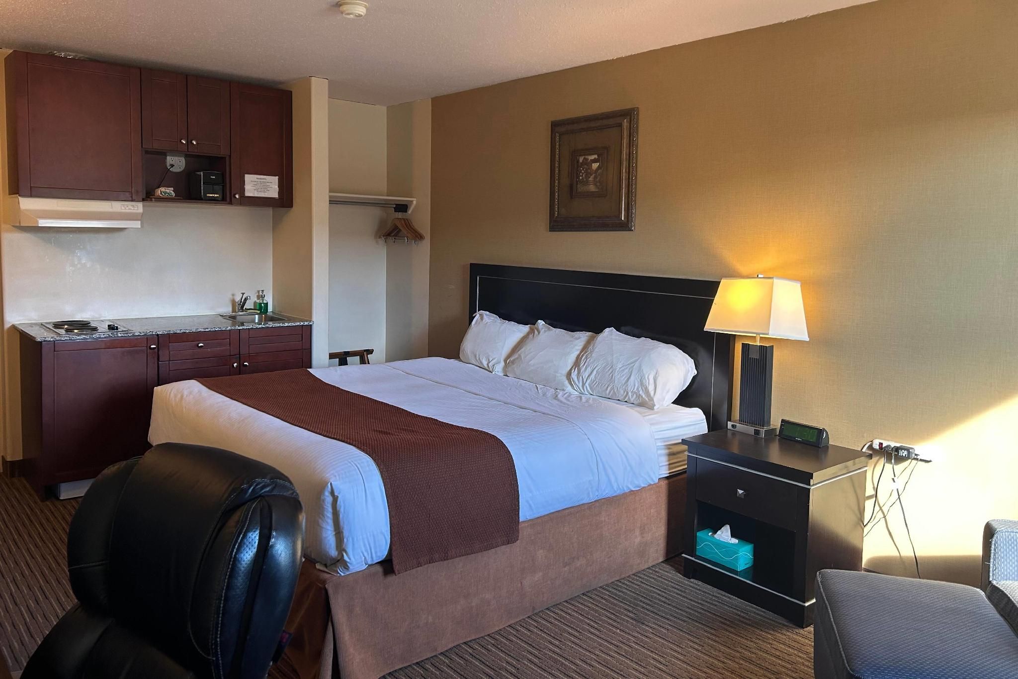 1 Queen Bed, Efficiency Room, Non-Smoking