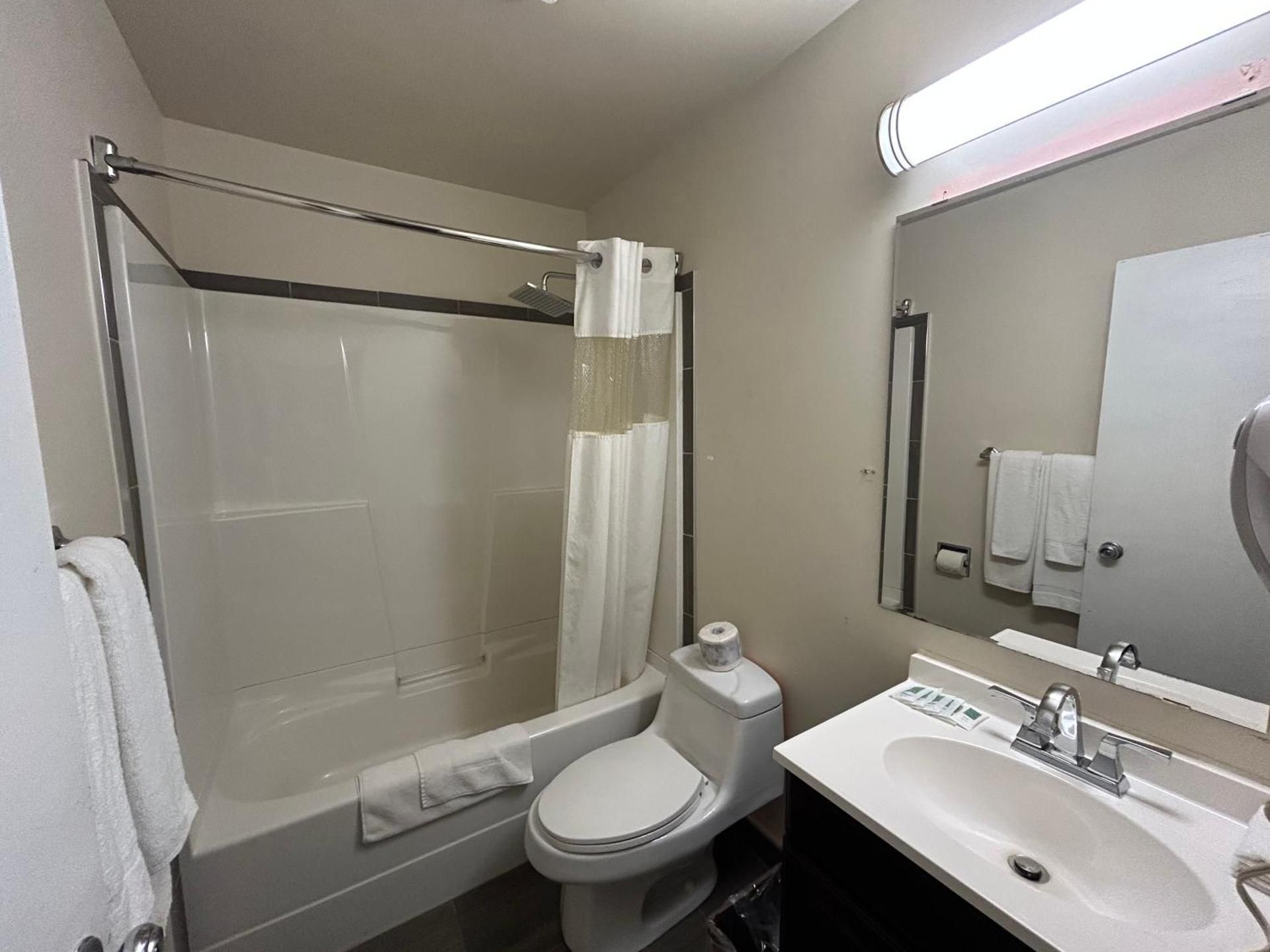 Travelodge by Wyndham Valleyview AB Two-Bedroom Suite with Two Queen Beds - Non-Smoking 3