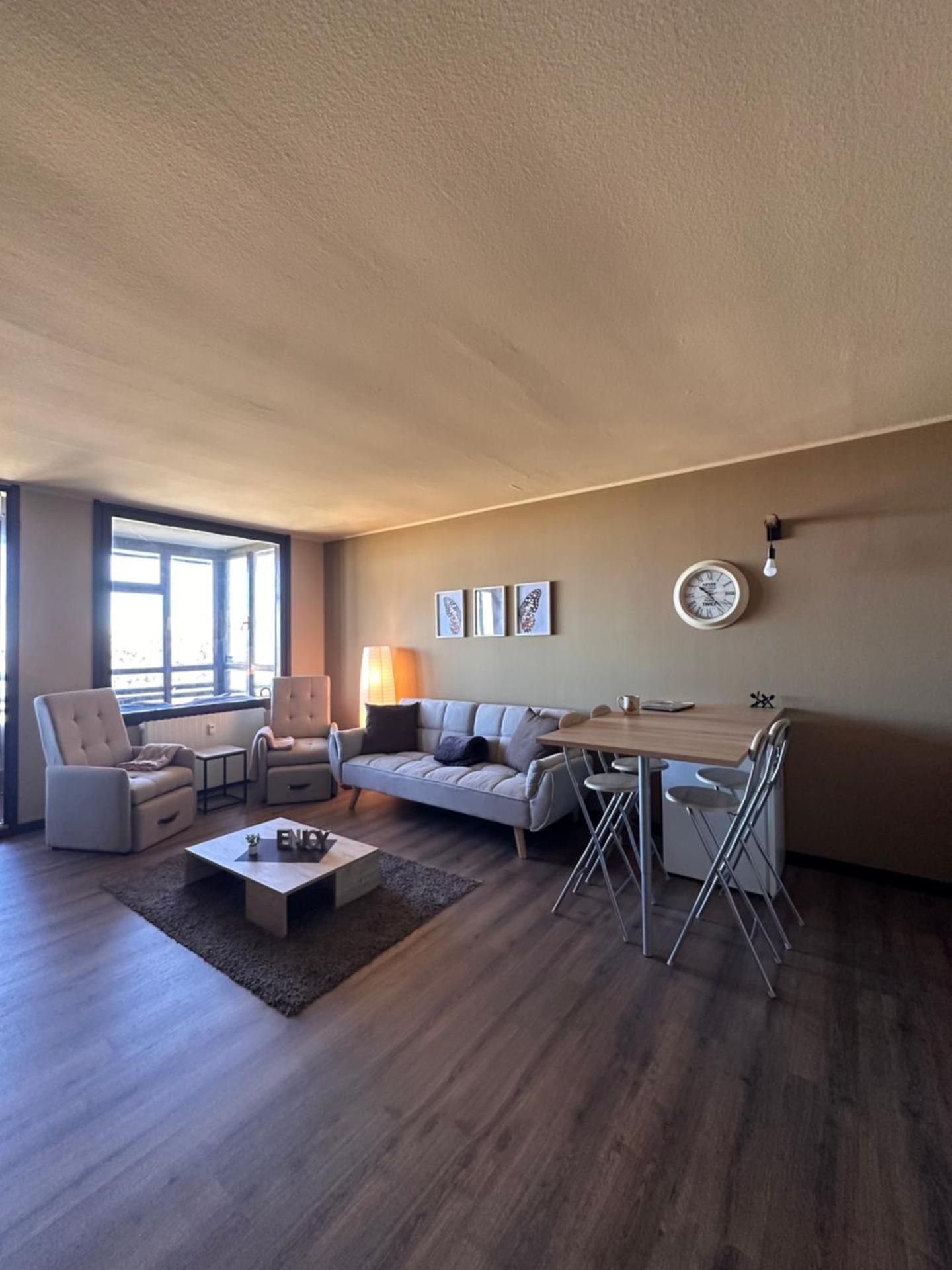Apartment with Mountain View