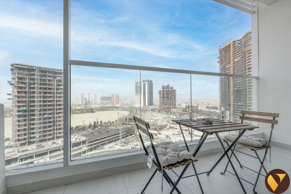 Vogue Opalz short Drive to Dubai Hills M