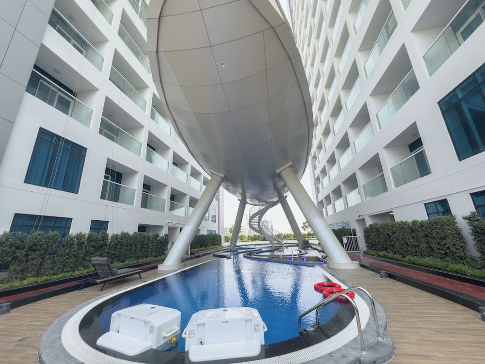 Vogue Opalz short Drive to Dubai Hills M