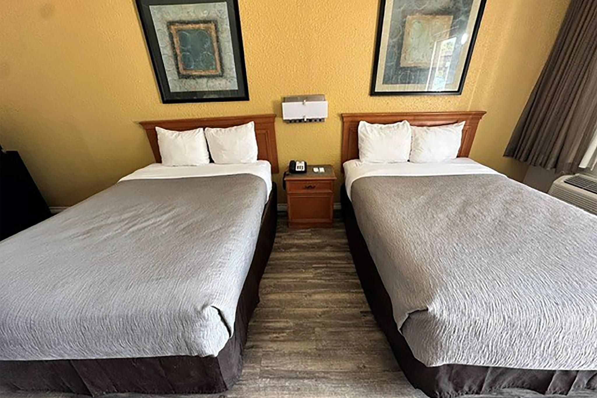 Super 8 by Wyndham Nacogdoches Near University 2 Queen Beds, Mobility Accessible Room, Bathtub with Grab Bars, Non-Smoking 2