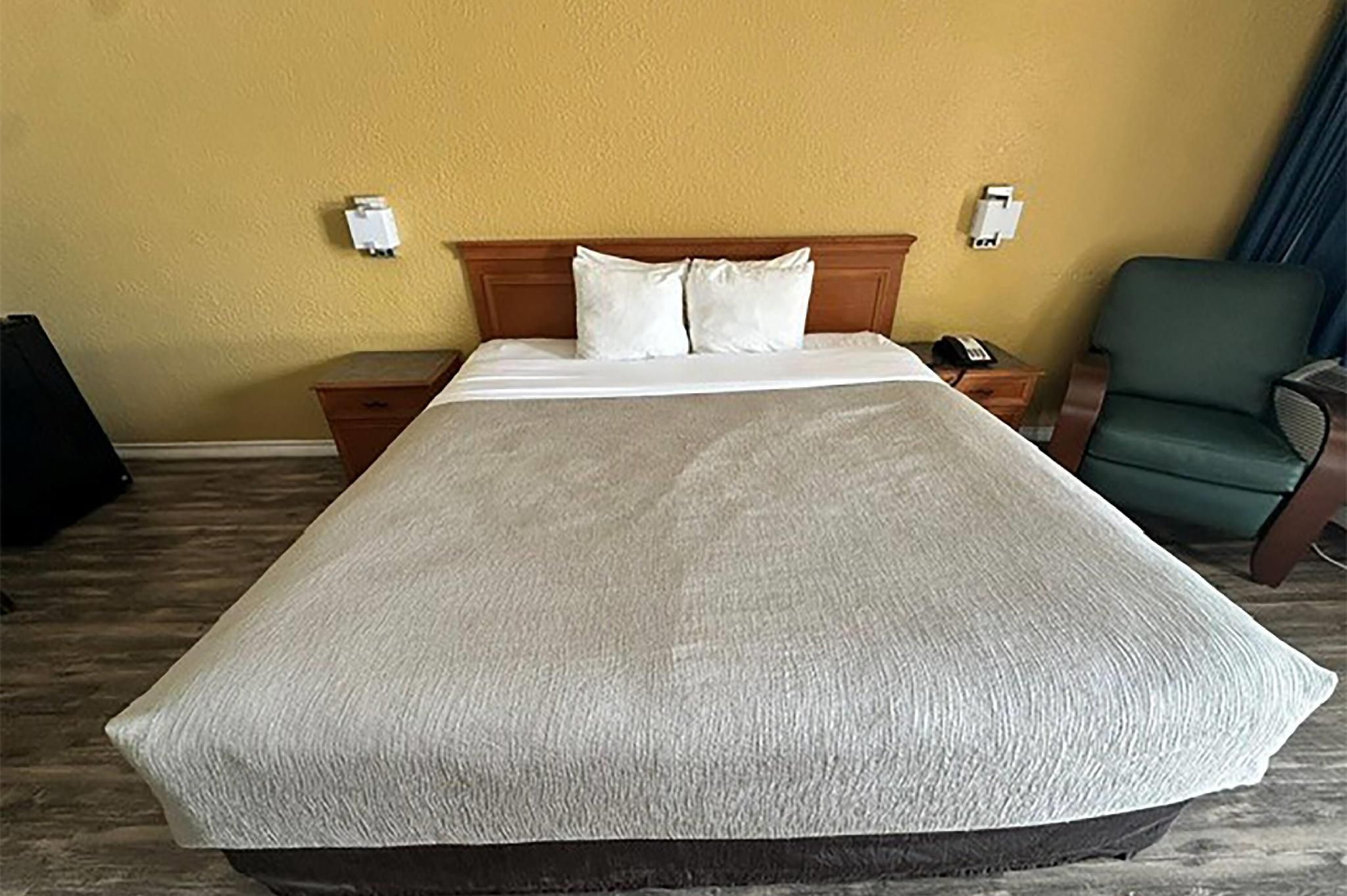 1 King Bed, Mobility Accessible Room, Bathtub with Grab Bars, Non-Smoking