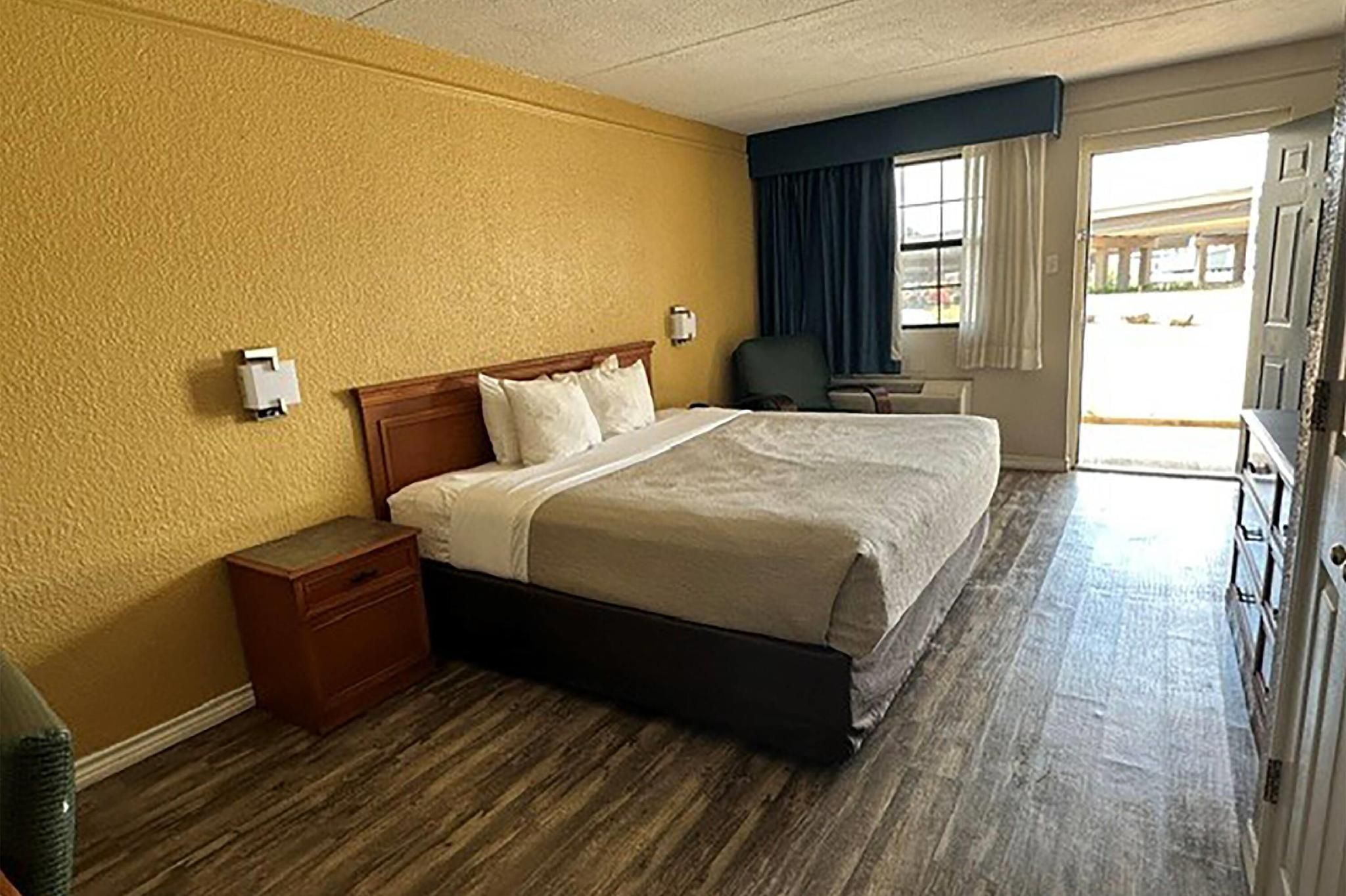 1 King Bed, Mobility Accessible Room, Bathtub with Grab Bars, Non-Smoking