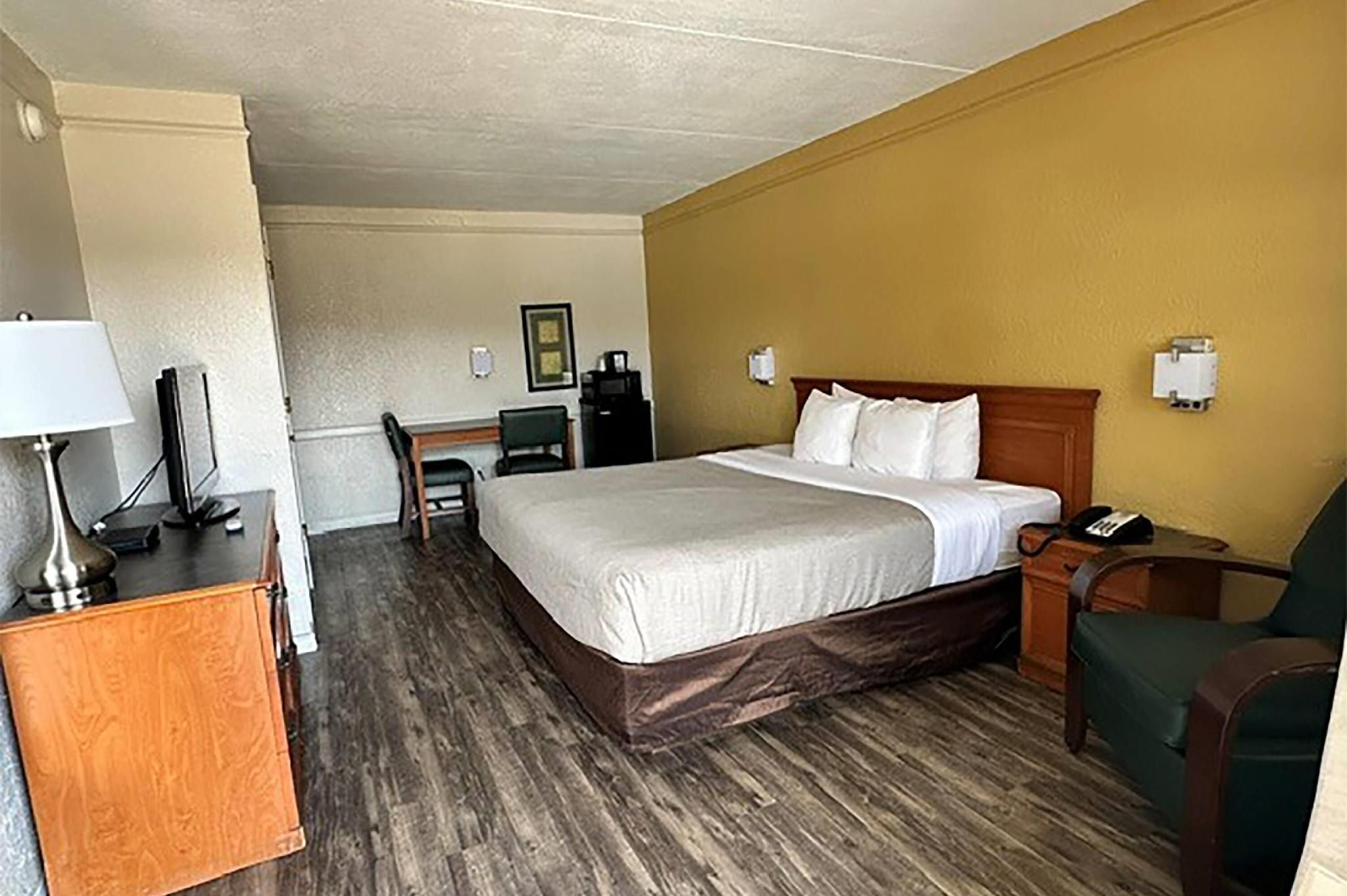 1 King Bed, Mobility Accessible Room, Bathtub with Grab Bars, Non-Smoking