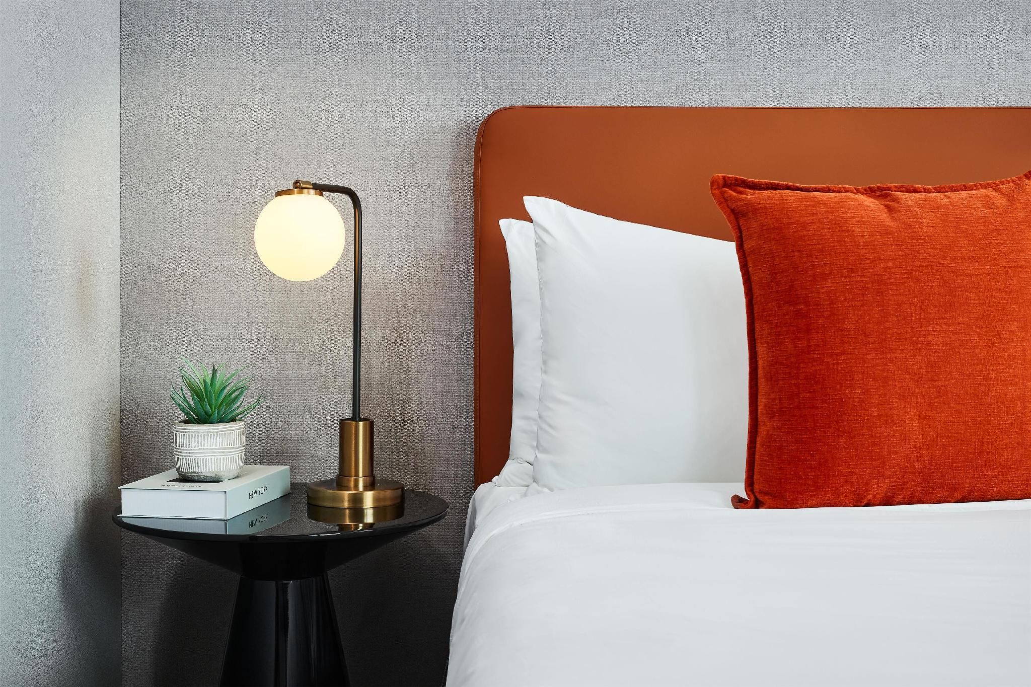 1 Queen Bed