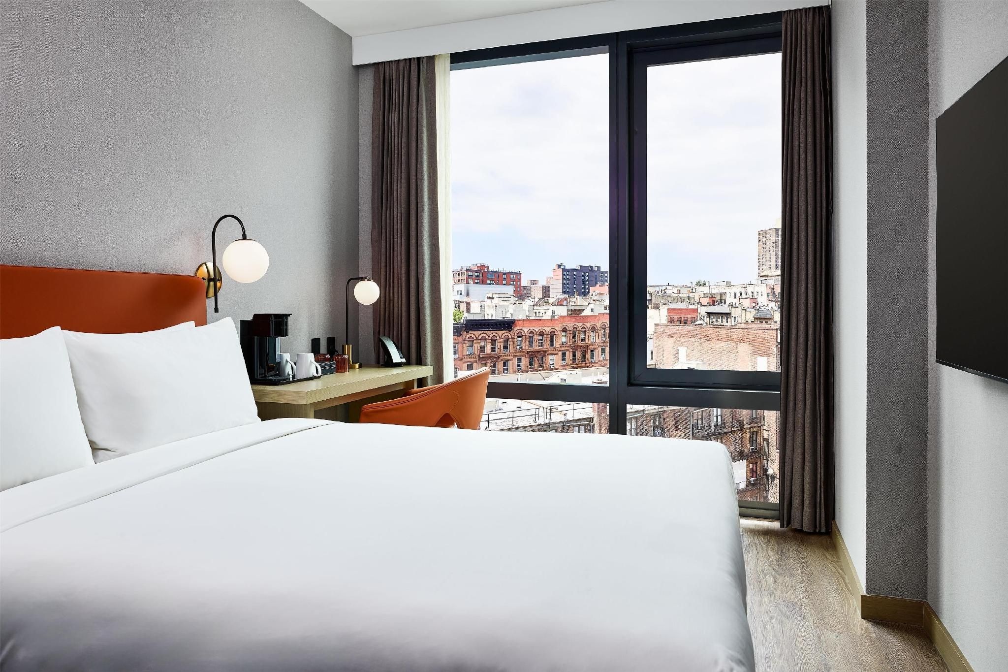 1 Queen Bed