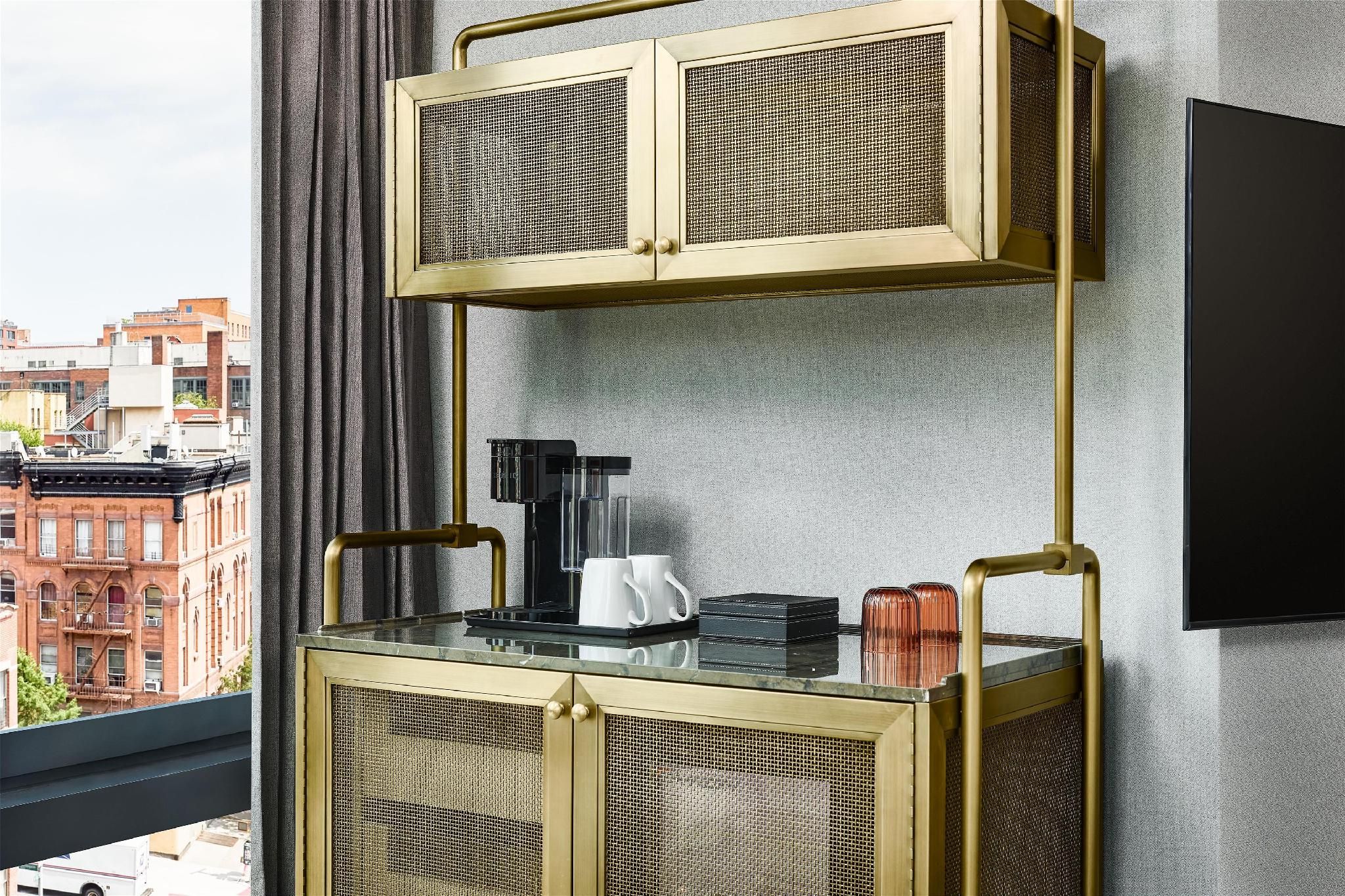 1 KING DELUXE HEARING ACCESSIBLE