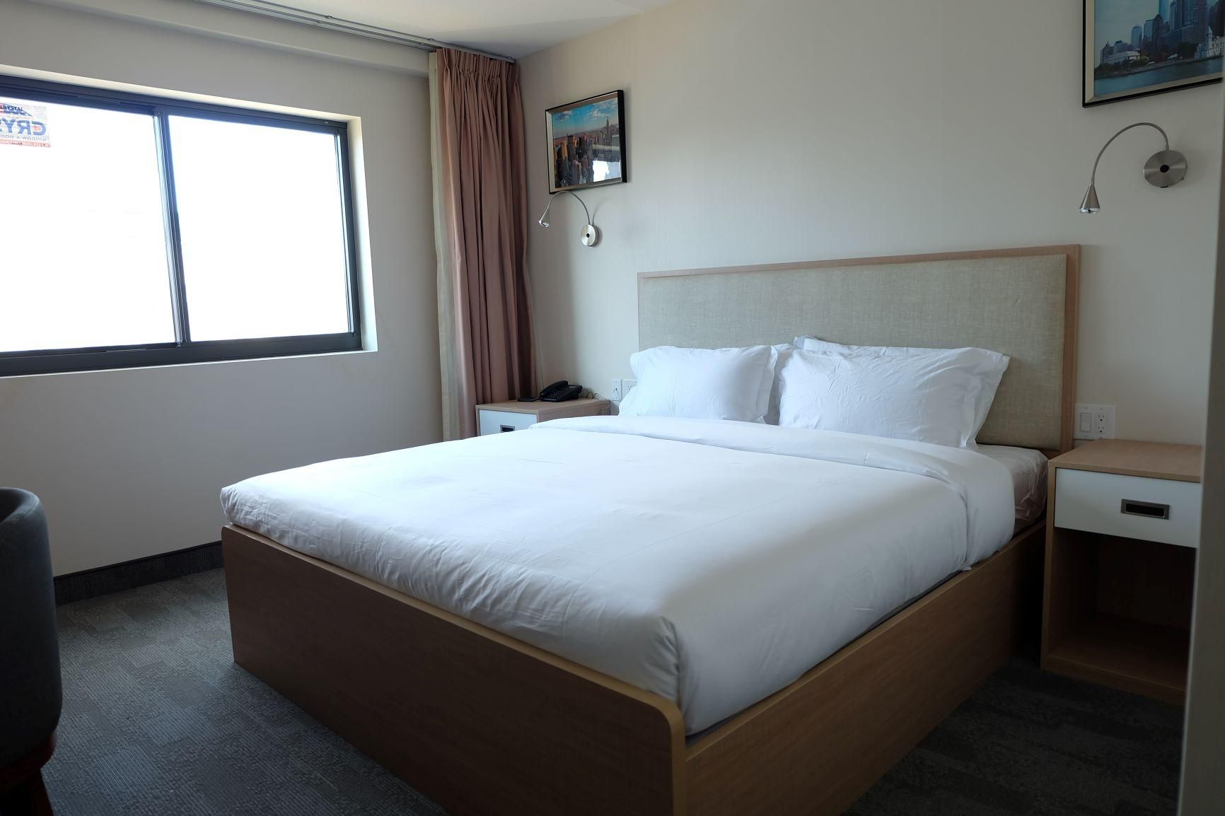 1 King Bed - Non-Smoking
