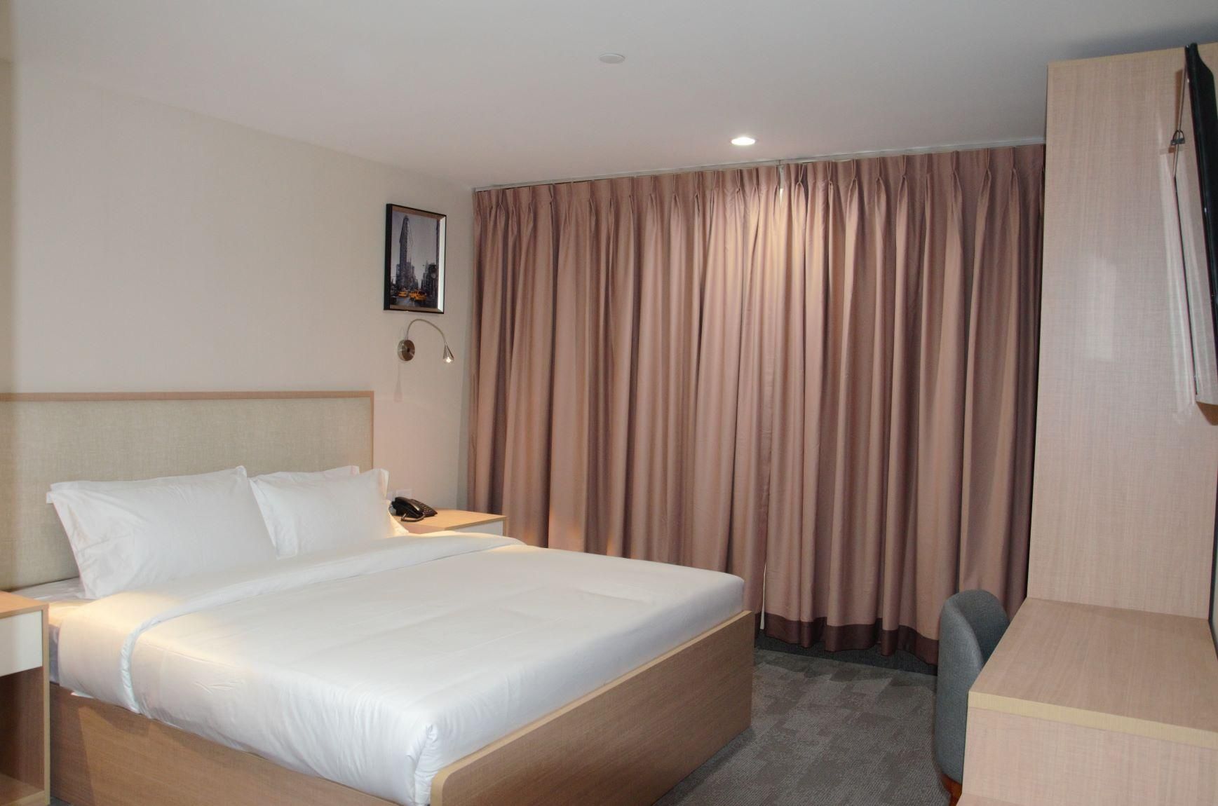 1 King Bed - Non-Smoking