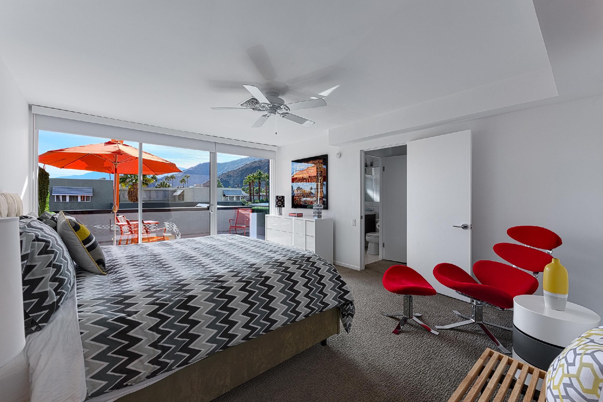 Deluxe - 1 King Bed