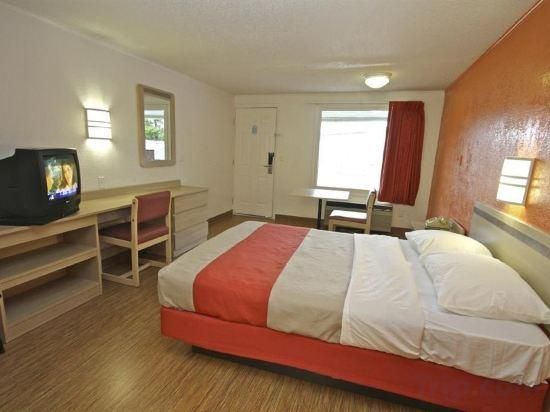 Motel 6 Kalamazoo, MI Queen Room - Non-Smoking 2