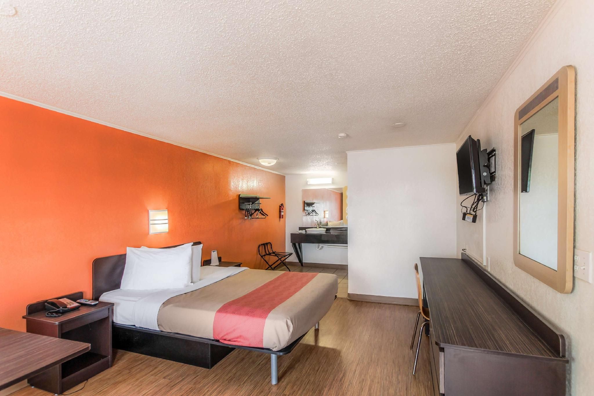 1 QUEEN BED | MOBILITY ACCESSIBLE TUB NSMK