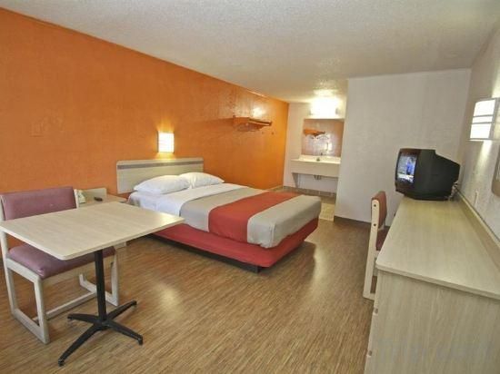 Motel 6 Kalamazoo, MI Queen Room - Non-Smoking