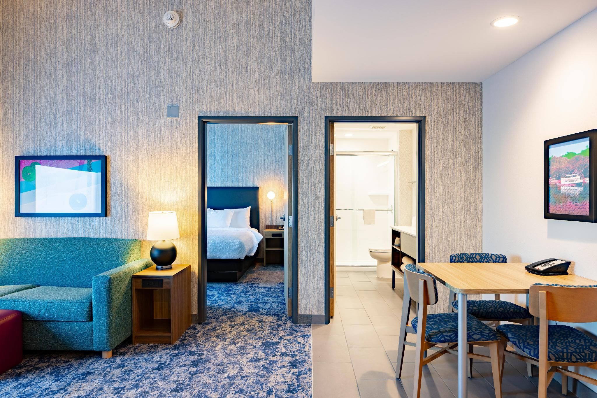 1 King Hearing Accessible 1 Bedroom Suite