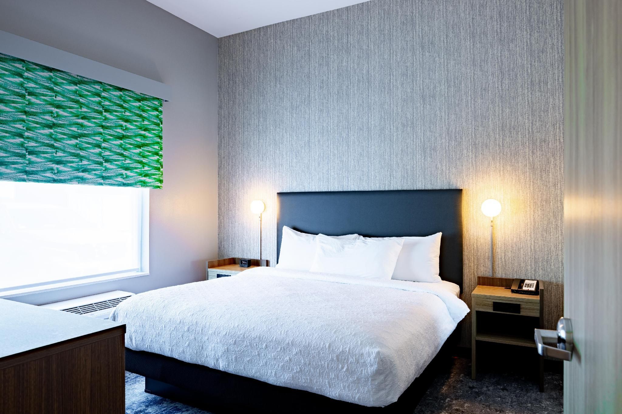 1 King Hearing Accessible 1 Bedroom Suite