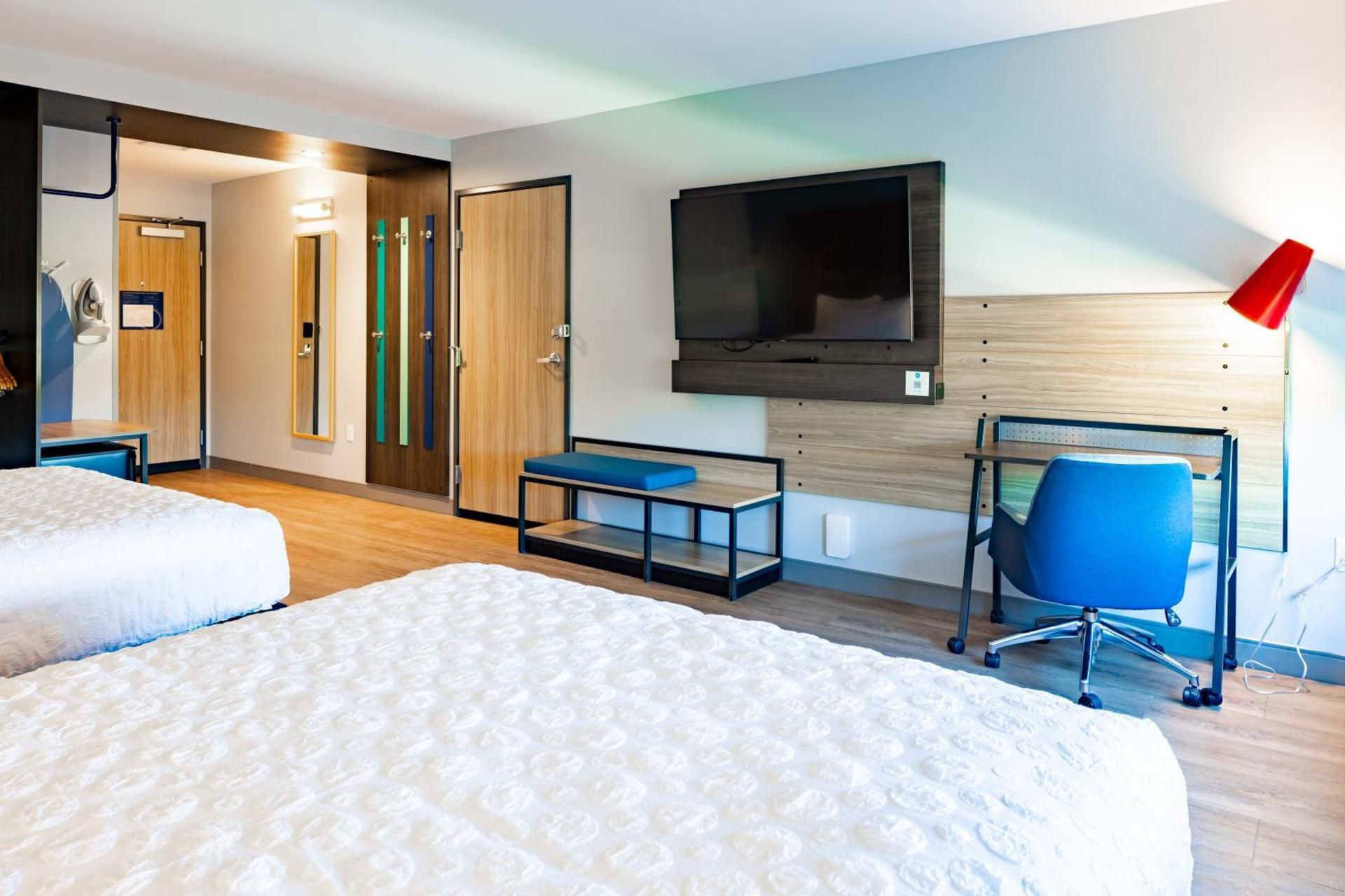 2 Queen hearing accessible