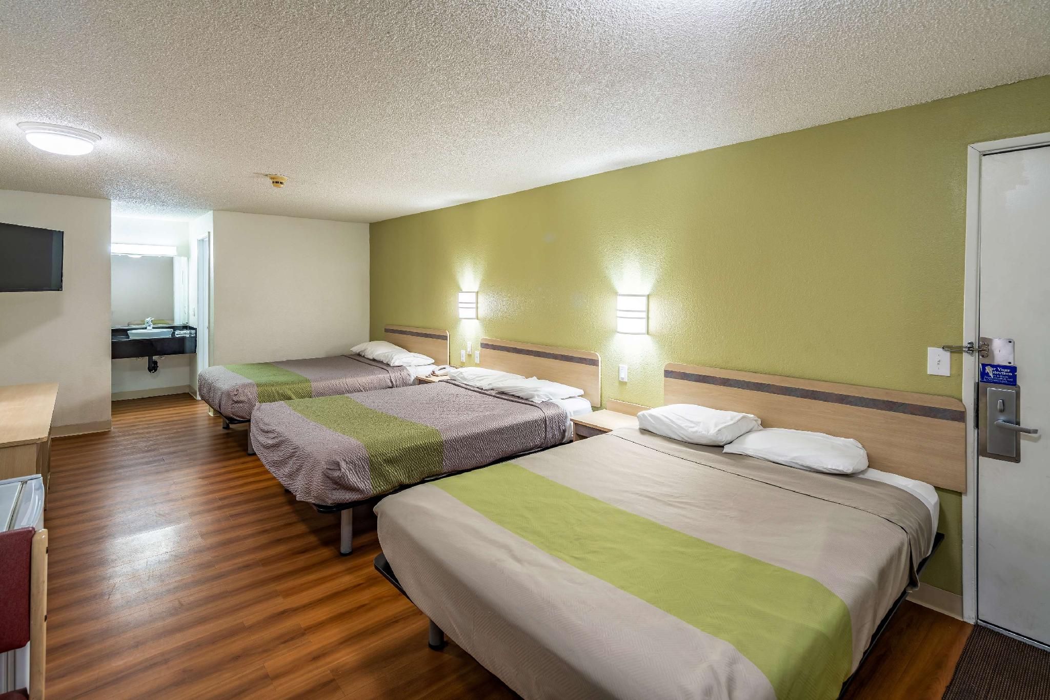 3 Queen Beds | Non-Smoking