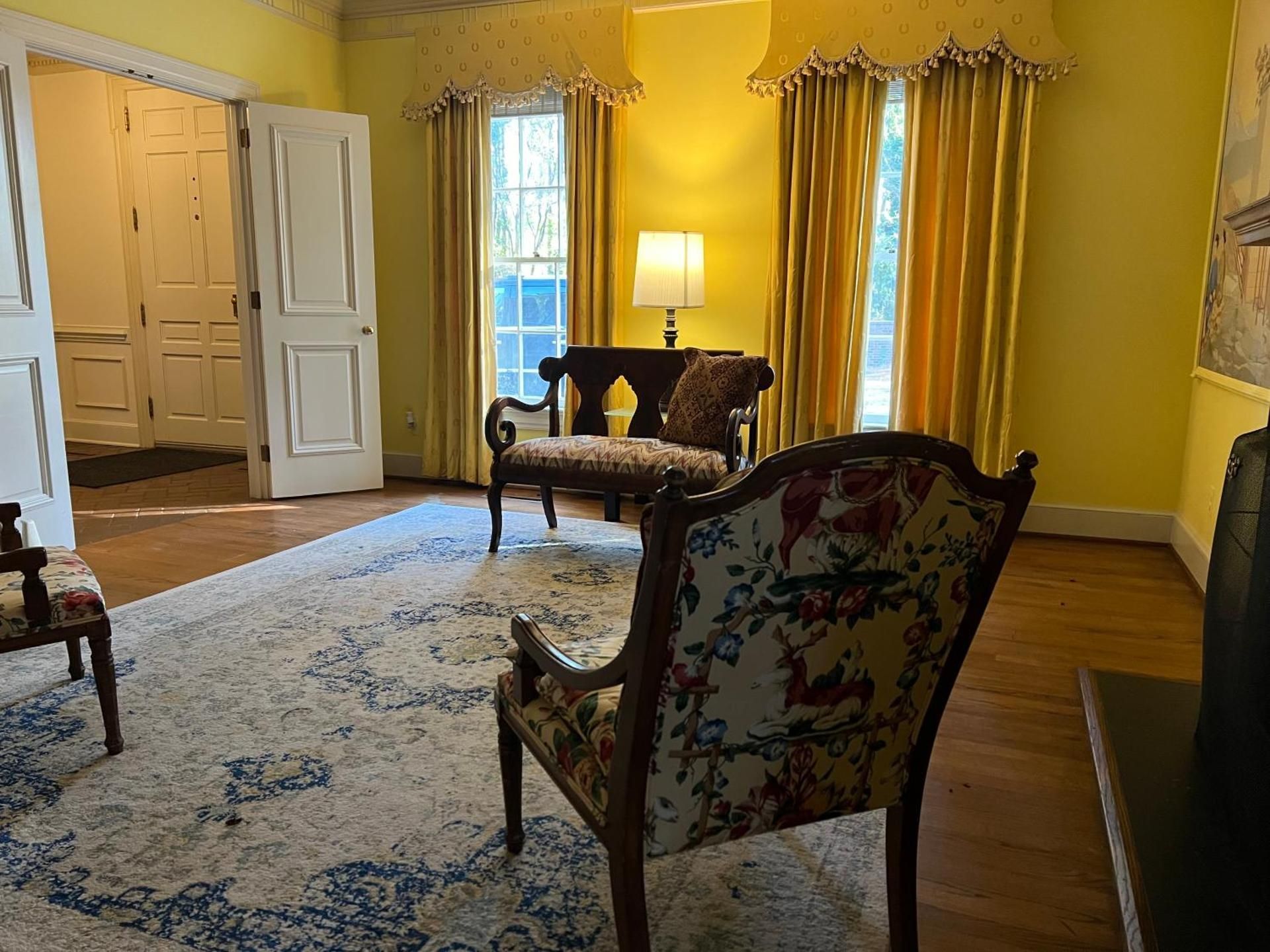 Le Chateau Three-Bedroom Apartment 3