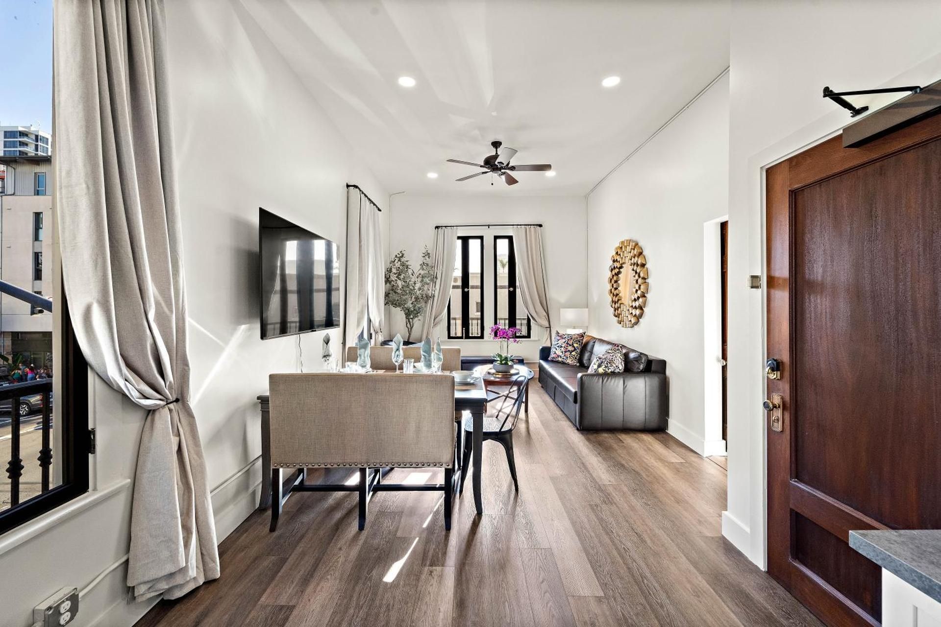 Deluxe King Suite