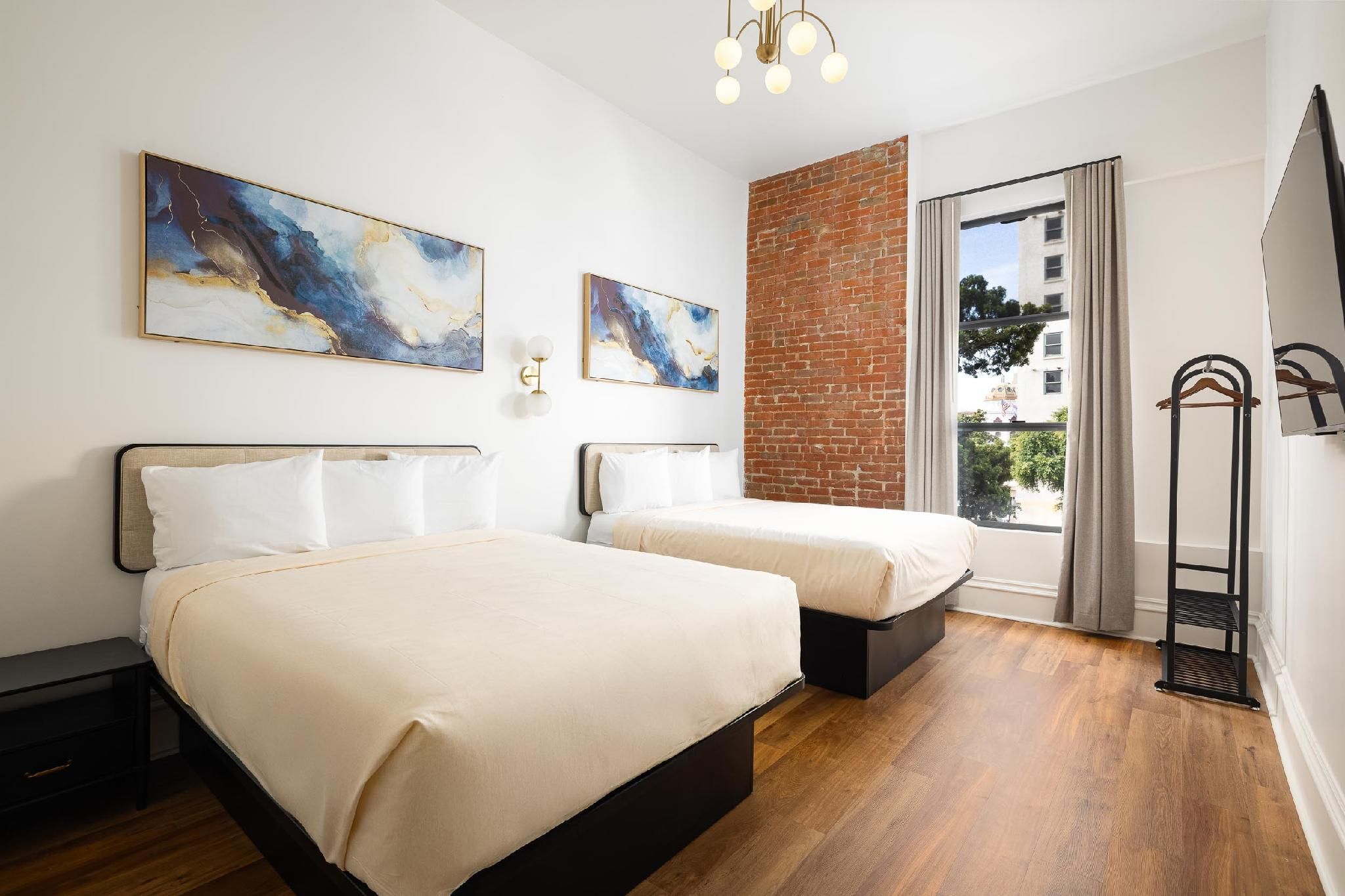 2 Queen Beds
