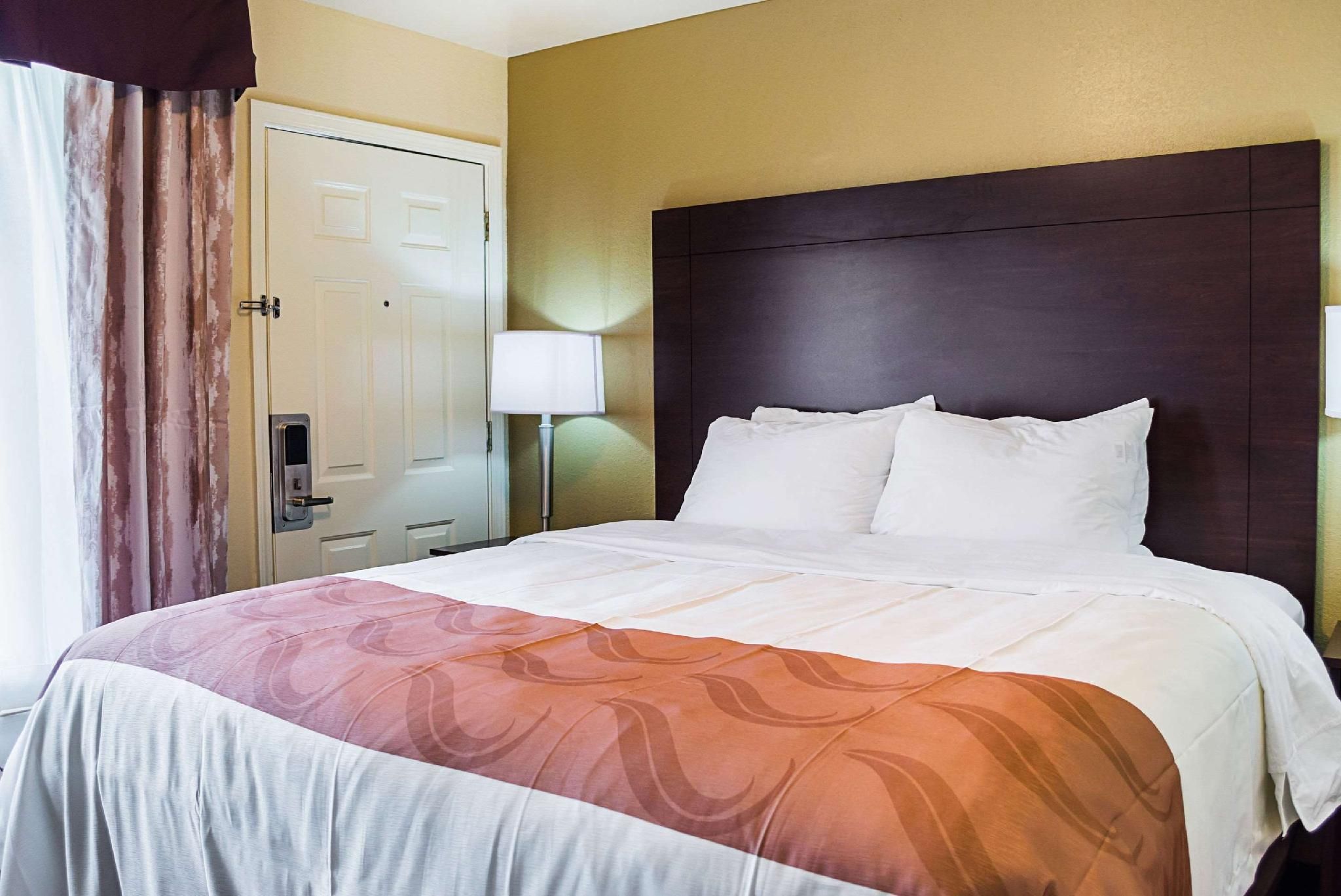 Quality Inn Vicksburg 1 King Bed Suite Nonsmoking 2