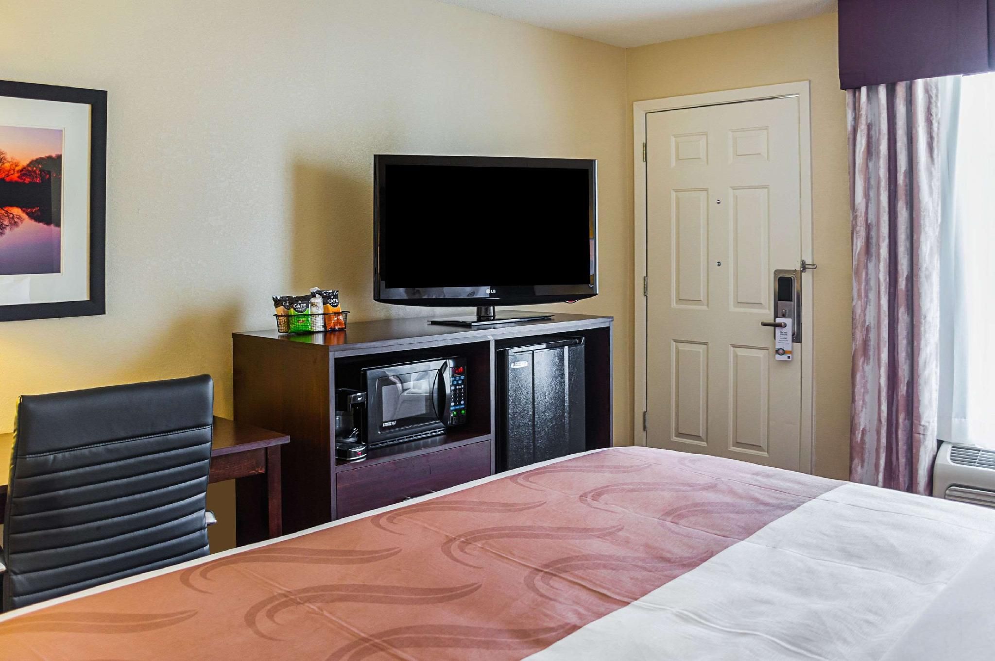 1 King Bed, Nonsmoking, Accessible