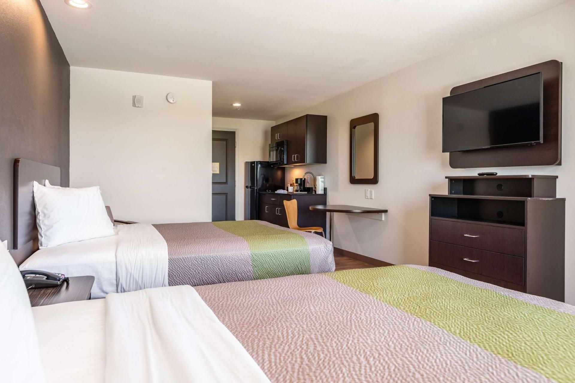 Studio 6  Lake Charles, LA Deluxe Quadruple Room - Non-Smoking 2