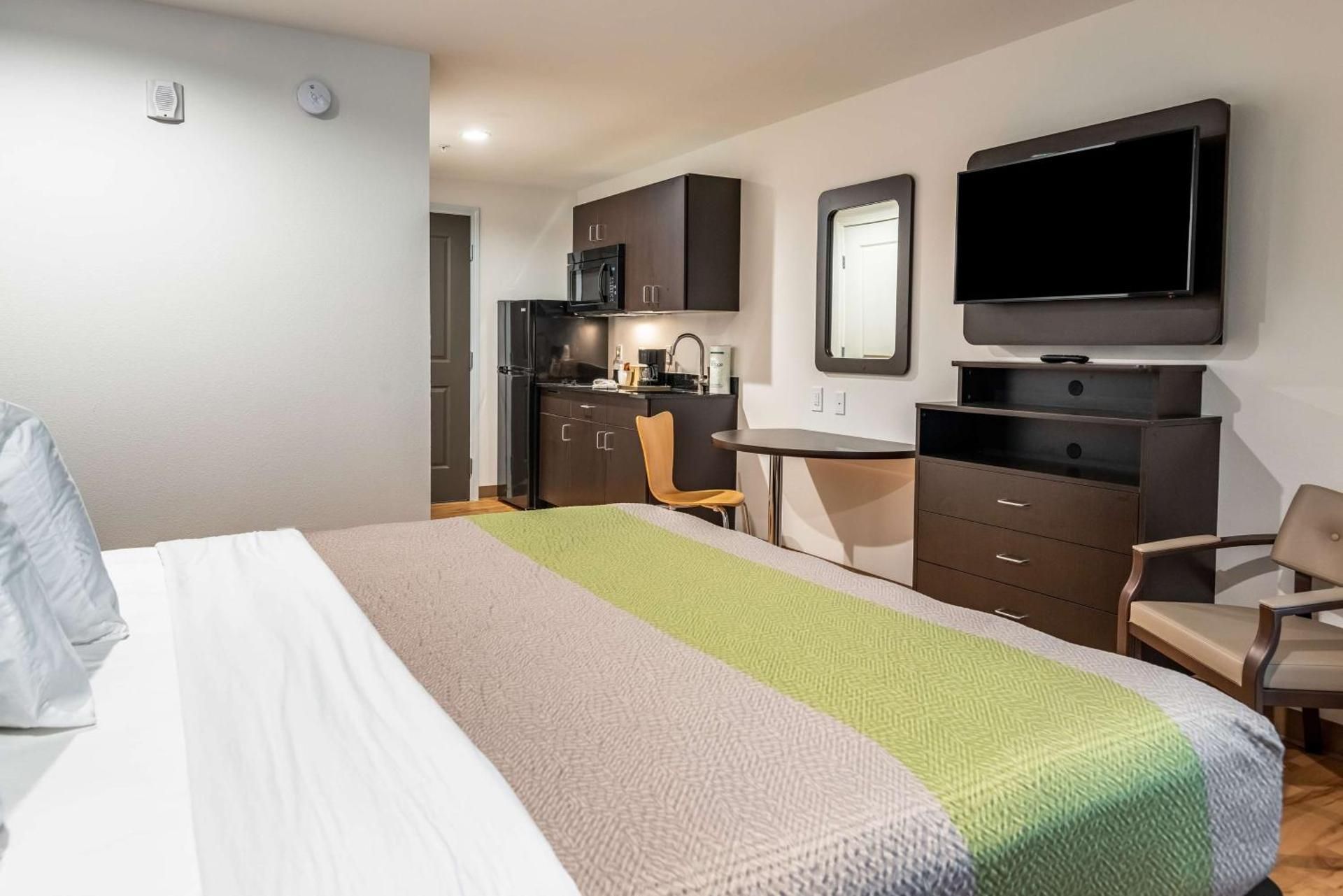 King Room with Roll-in Shower - Disability Access - Non-Smoking