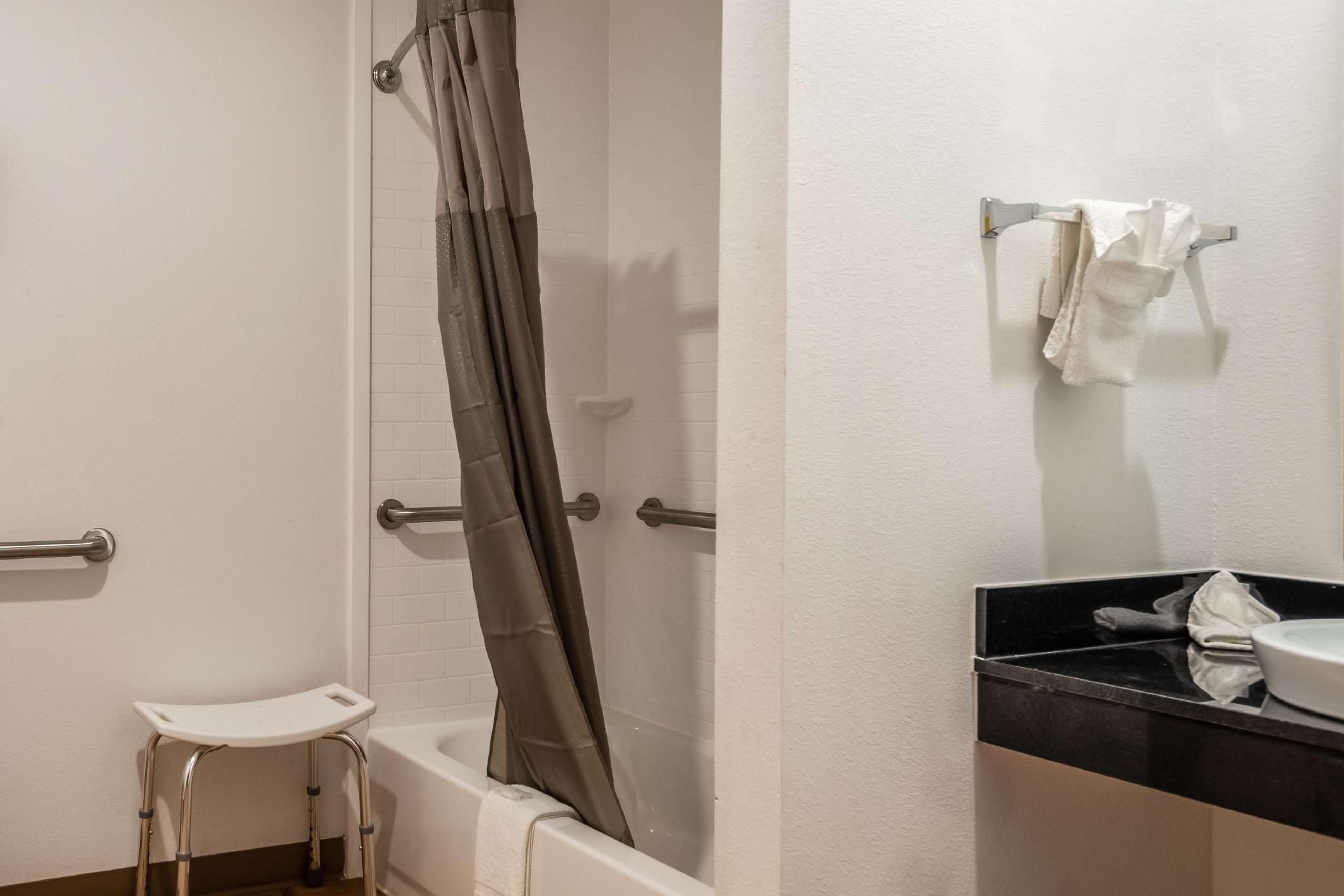 Studio 6  Lake Charles, LA 1 King Bed | Mobil Acc RI Shwr Nsmk Kitchen 3